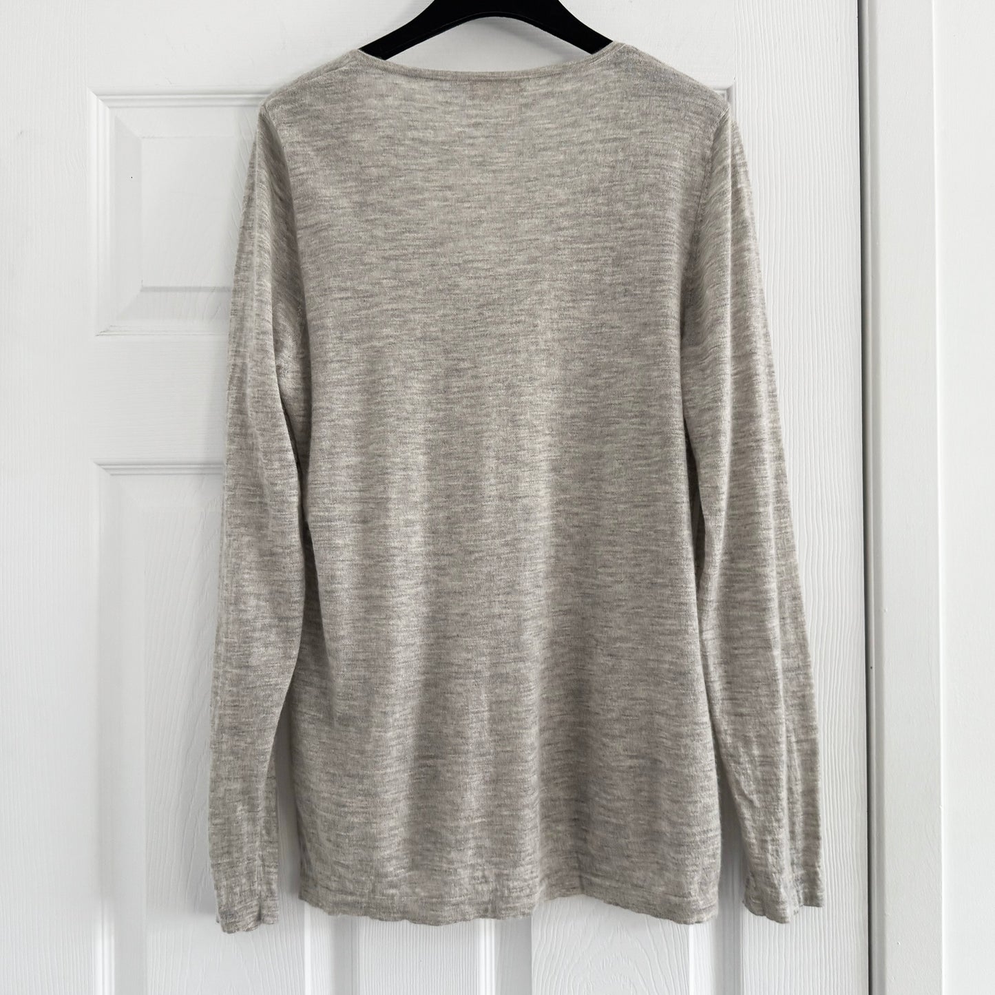 N. Peal Lightweight Cashmere V-Neck Sweater in Grey, size XL (fits Large)