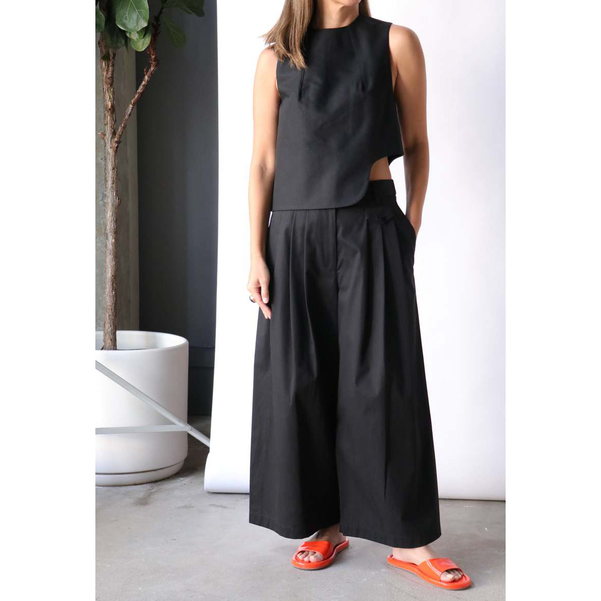 Tibi Bio Twill Triple Pleat Cropped Pant in Black, size 6