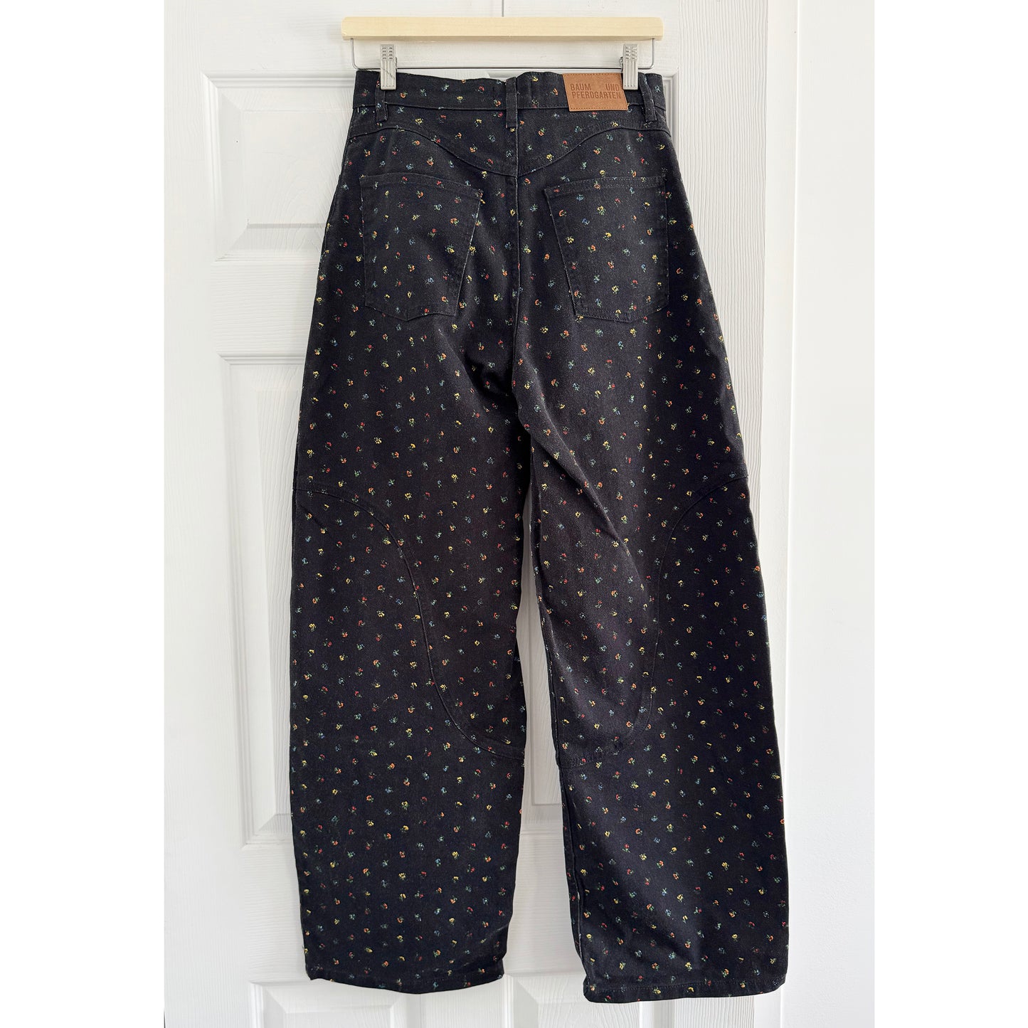 Baum und Pferdgarten "Napolen" Barrel Jeans in Black Floral, size 26/32