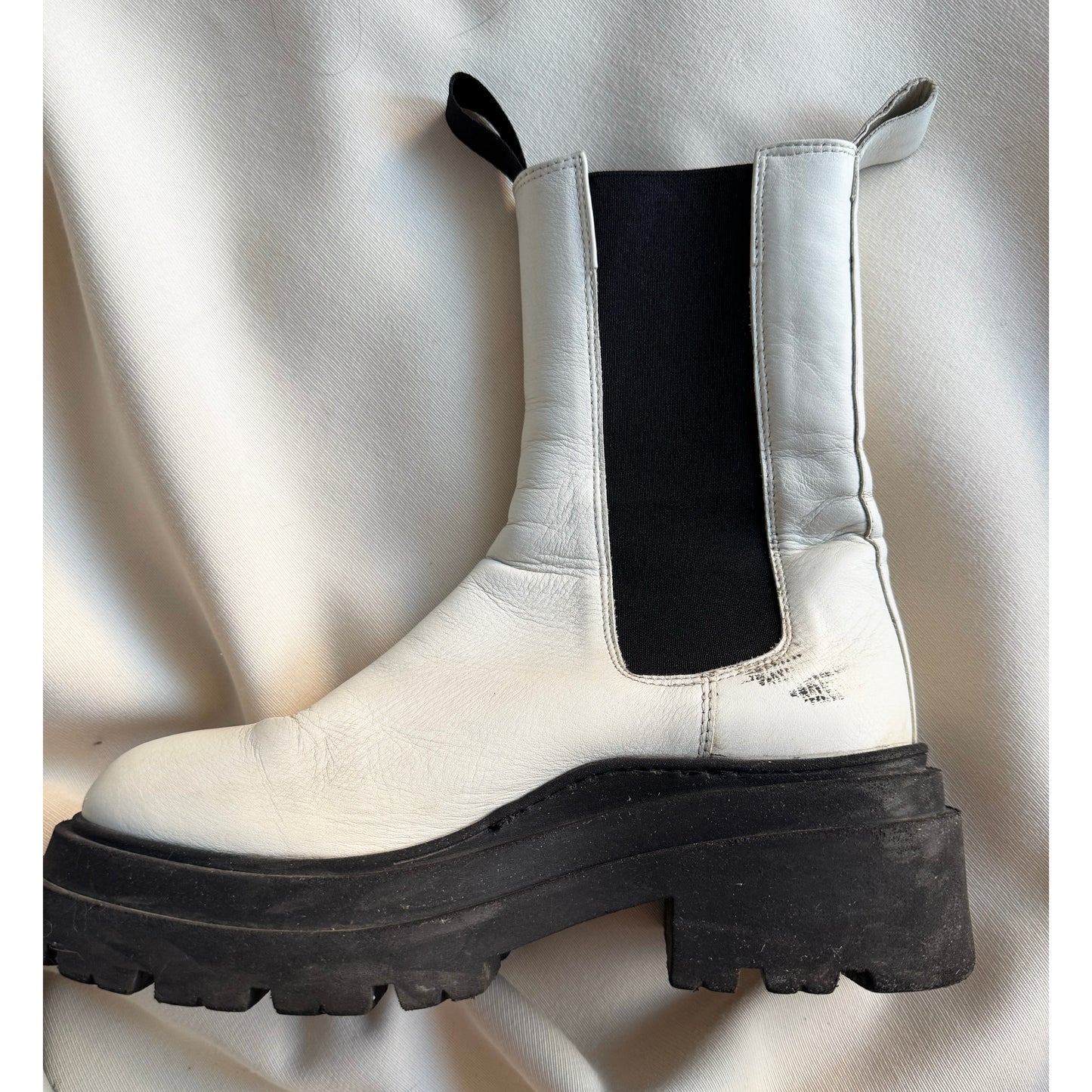 Gravity Pope Lug Sole Chelsea Boots in Off-White, size 38
