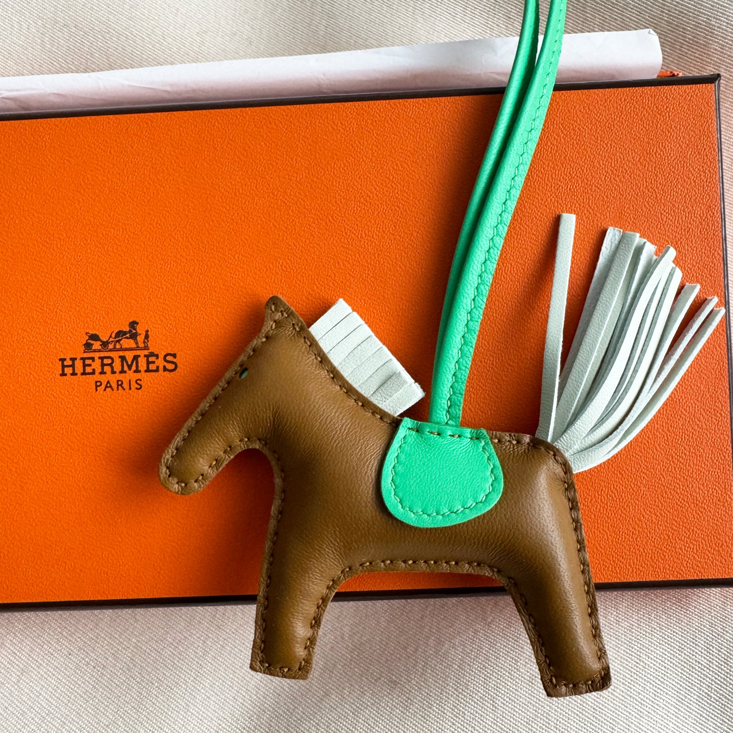 Hermes Rodeo Charm in Kraft / Vert fizz / Vert comics