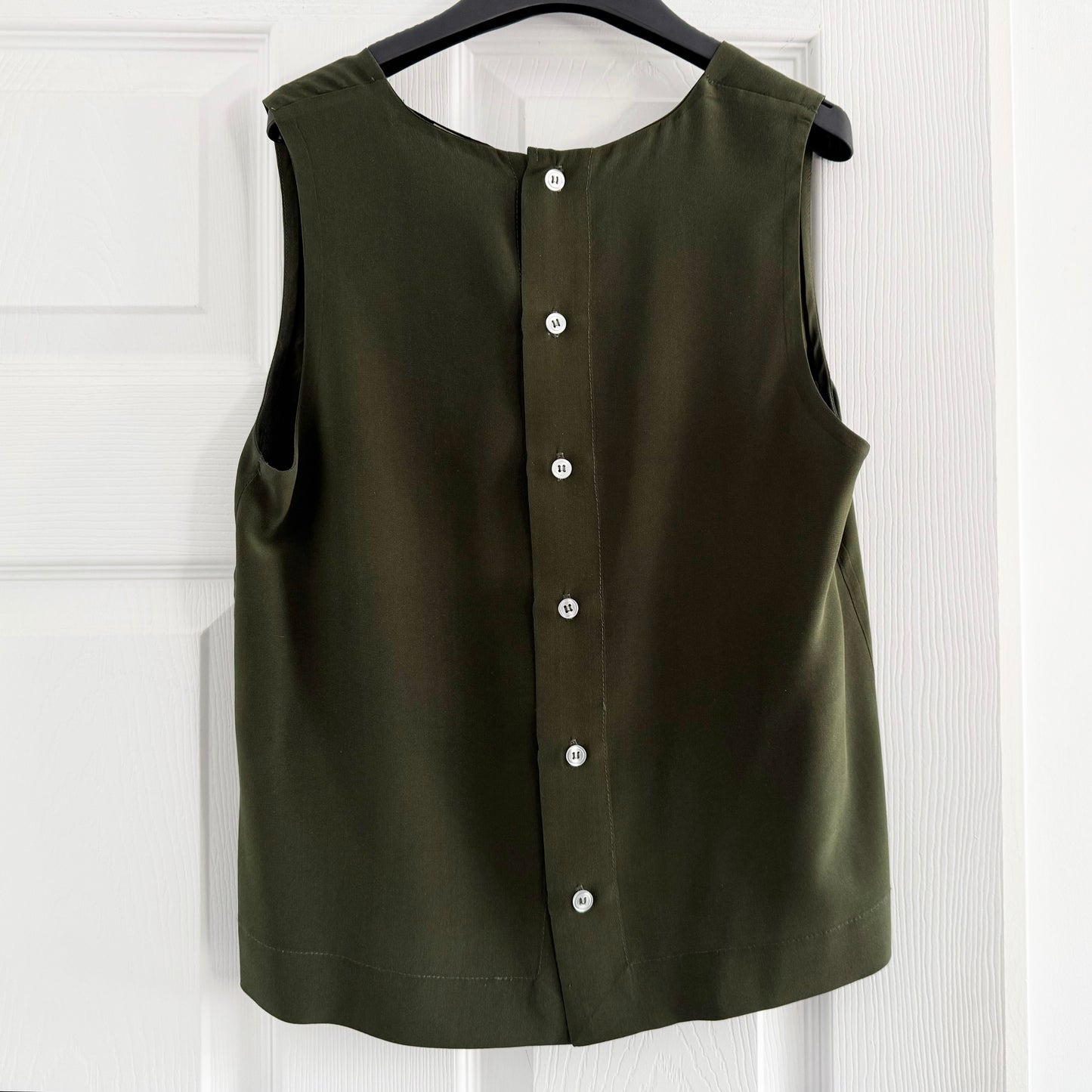 Jenni Kayne Sleeveless V-Neck Silk Top in Dark Green, size XS