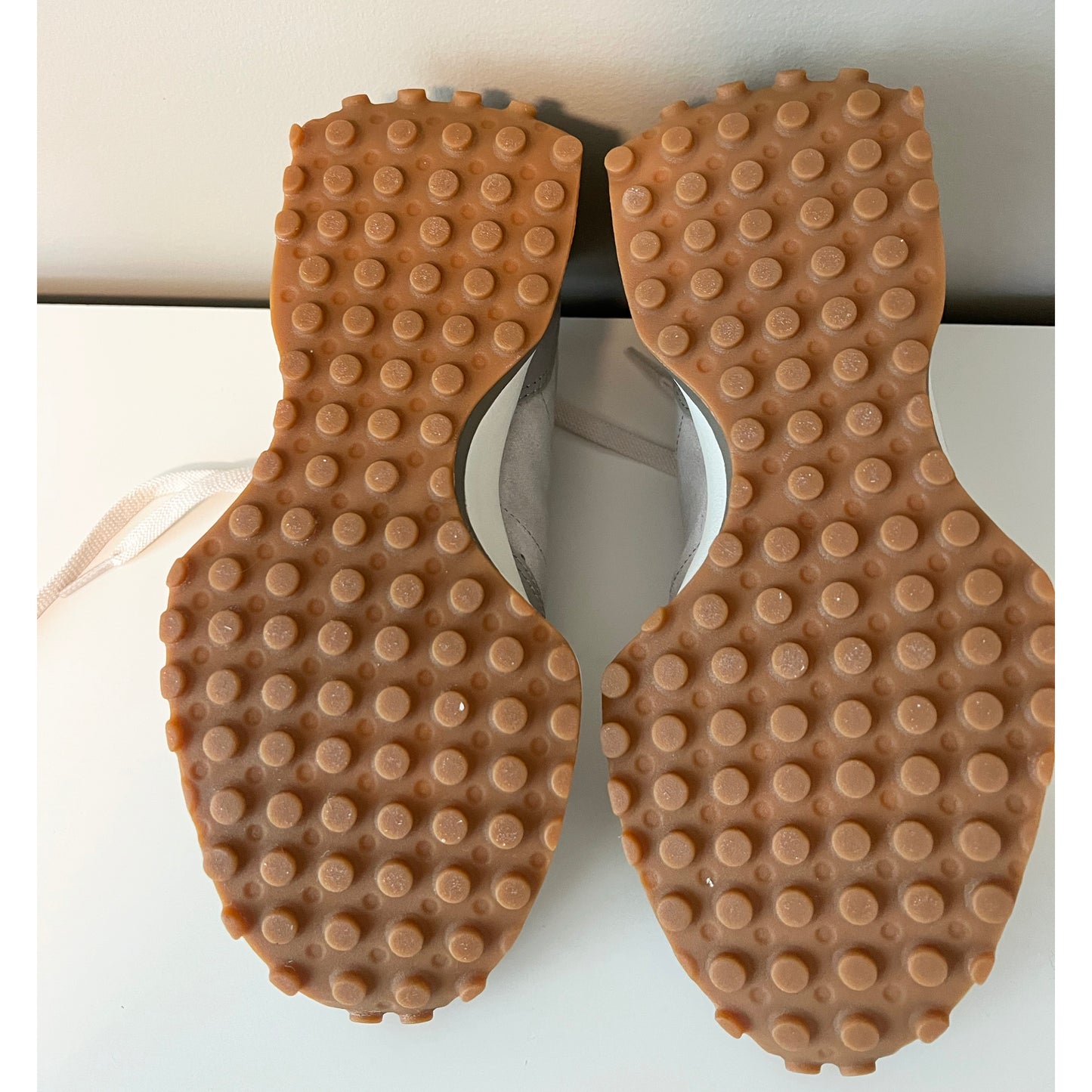 New Balance 327 Sneakers in Grey, size 8