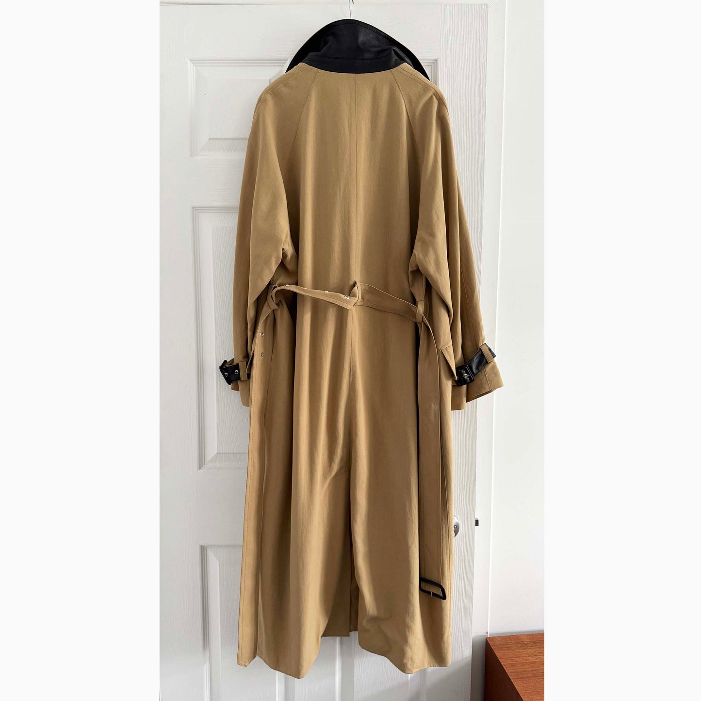 Smythe Fluid Trench Coat in Camel, size Small