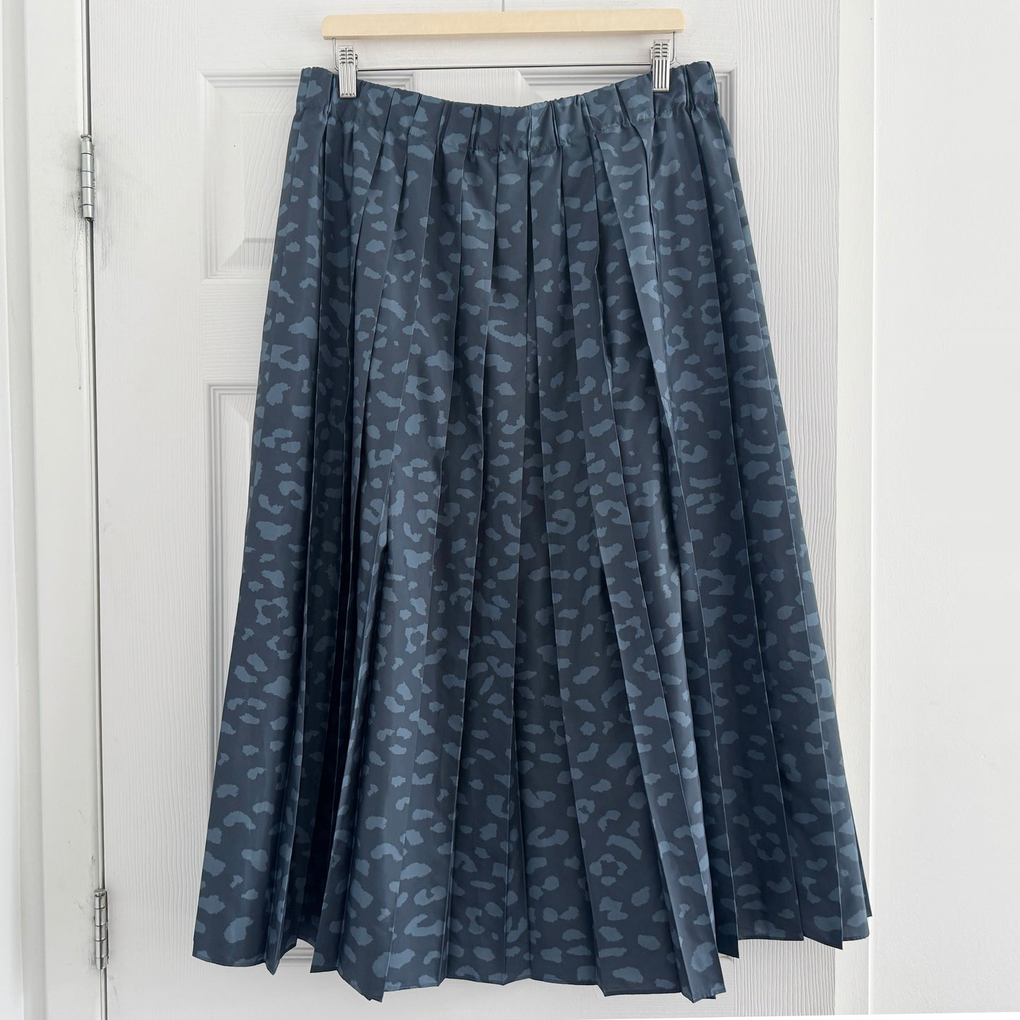 Tibi Recycled Sporty Nylon Cheetah Pleated Pull On Skirt in Fog/Navy, size XL