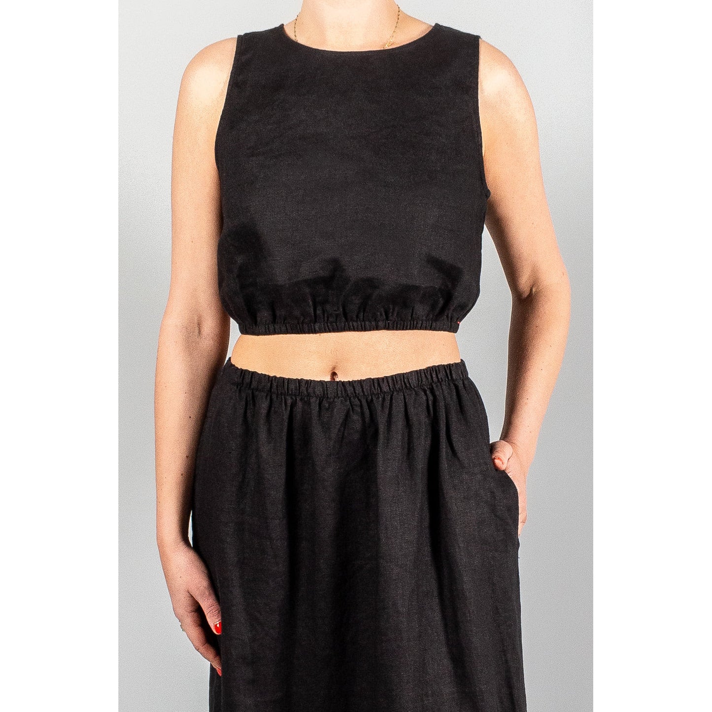 Xirena "Tallie" Cropped Linen Top in Black, size Small