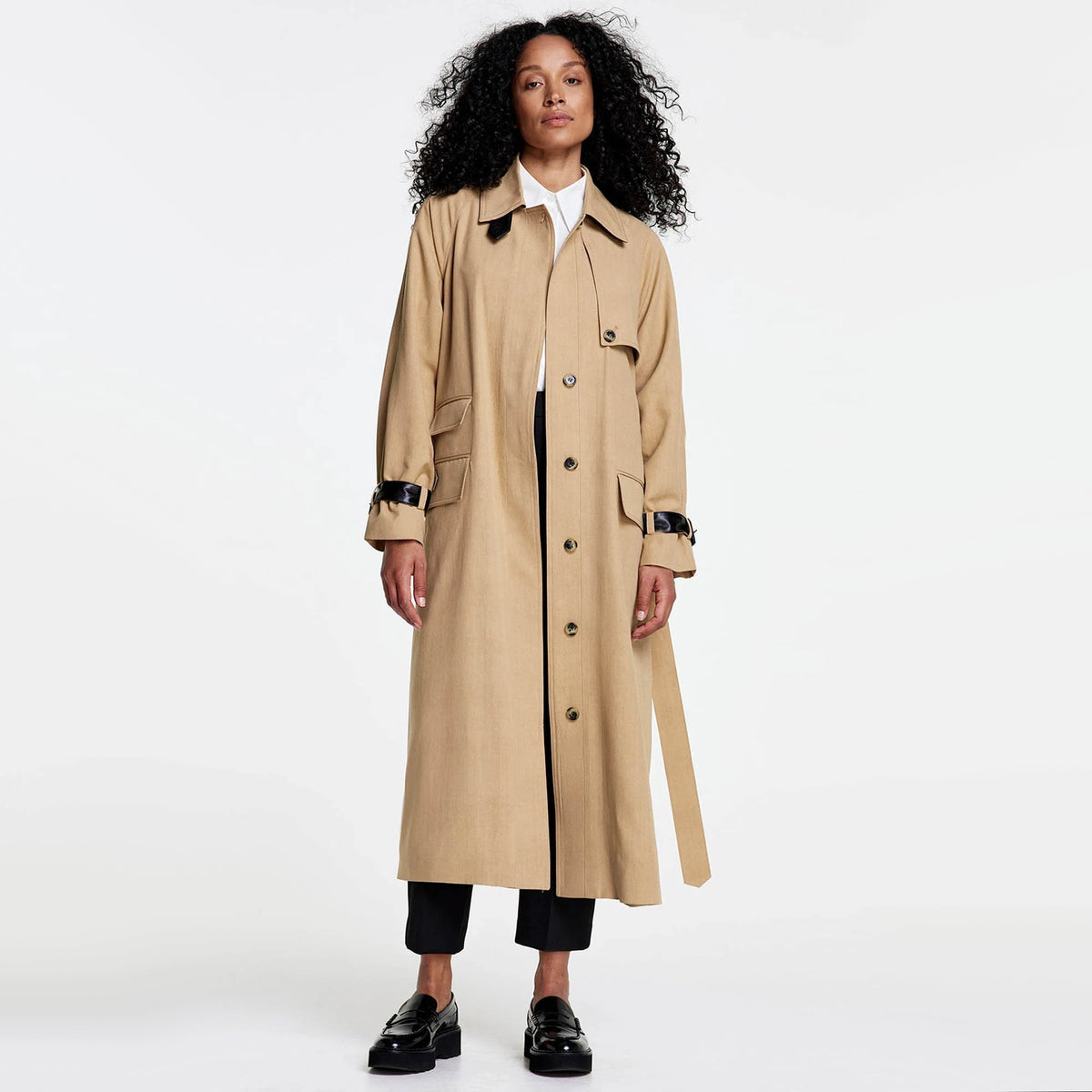 Smythe Fluid Trench Coat in Camel, size Small