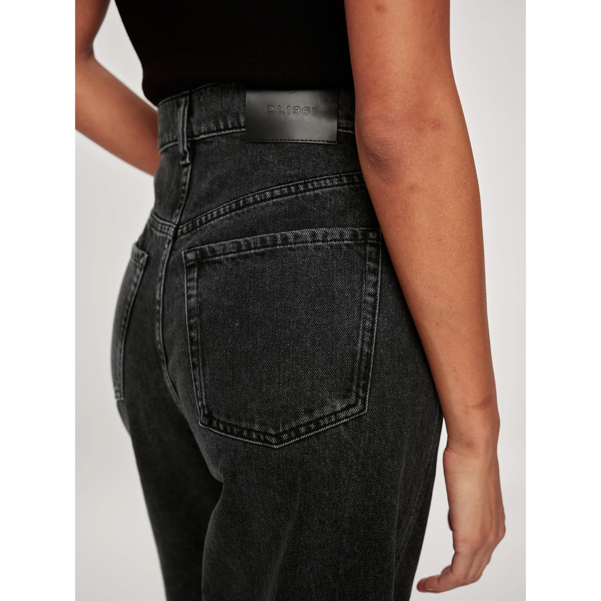 DL1961 "Taylor Relaxed Barrel 31" Jeans in "Nightshade", size 29