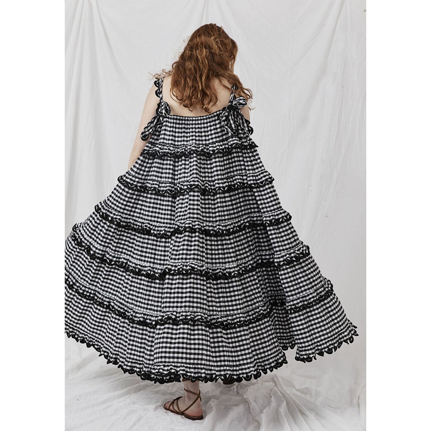 Innika Choo Robe smockée festonnée à volants en vichy noir, taille « 2 » (alias moyen)