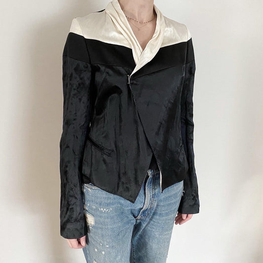 Veste de smoking courte Haider Ackermann en satin froissé noir/ivoire avec revers d'épaule contrasté, taille 40FR (comme une taille 6)