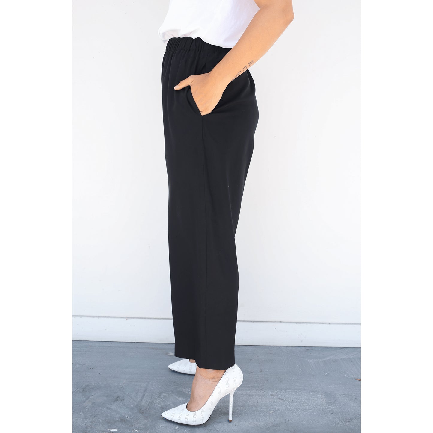 6397 Drawstring Waist Trousers in Black, size Medium