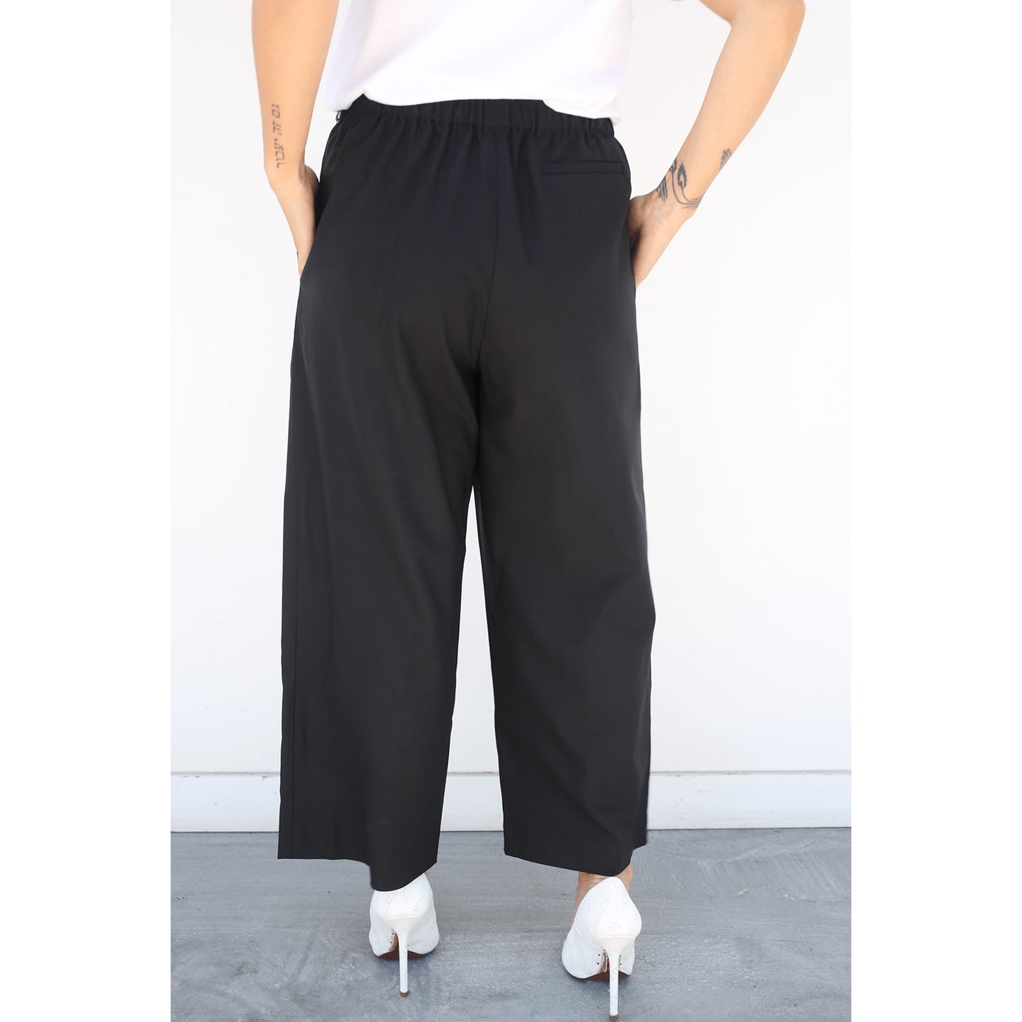 6397 Drawstring Waist Trousers in Black, size Medium