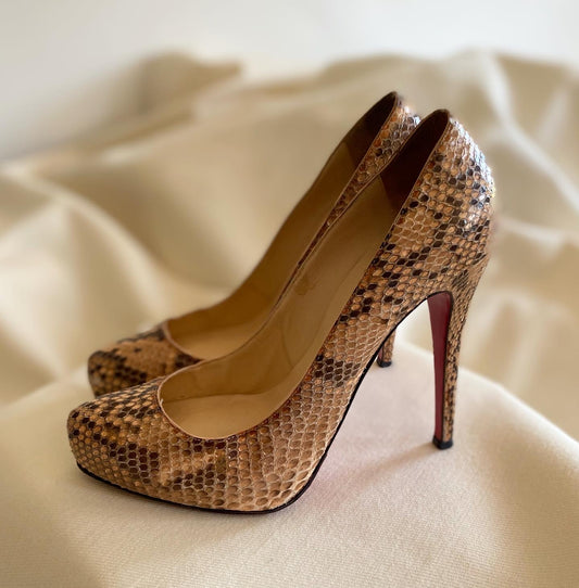 Escarpins Christian Louboutin "Rolando" en peau de serpent, taille 38,5 (convient à un 7,5)