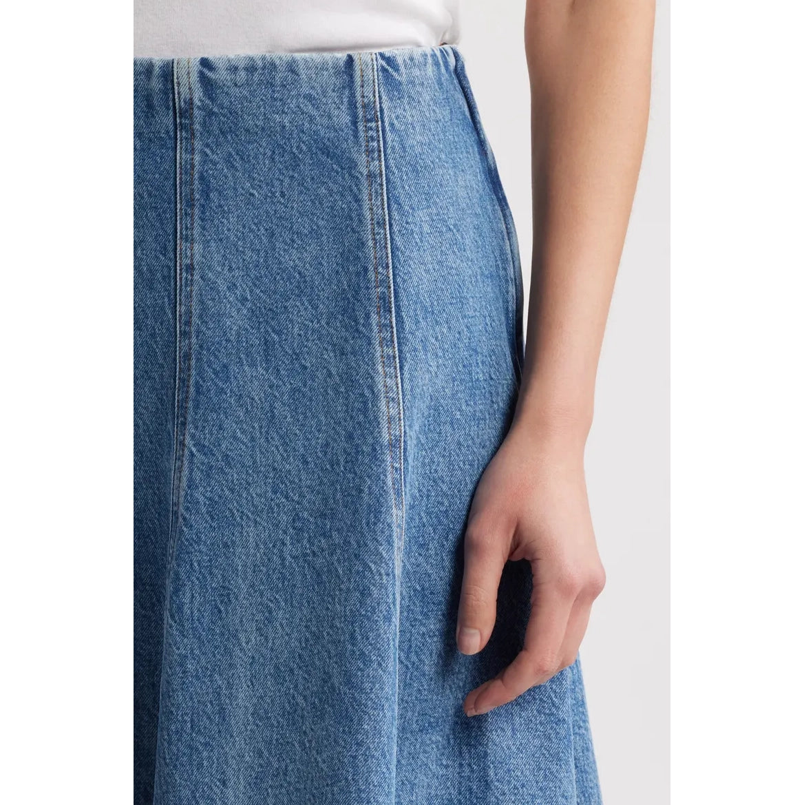 Frame "The Sway" Flared Denim Skirt in Blue, size 26