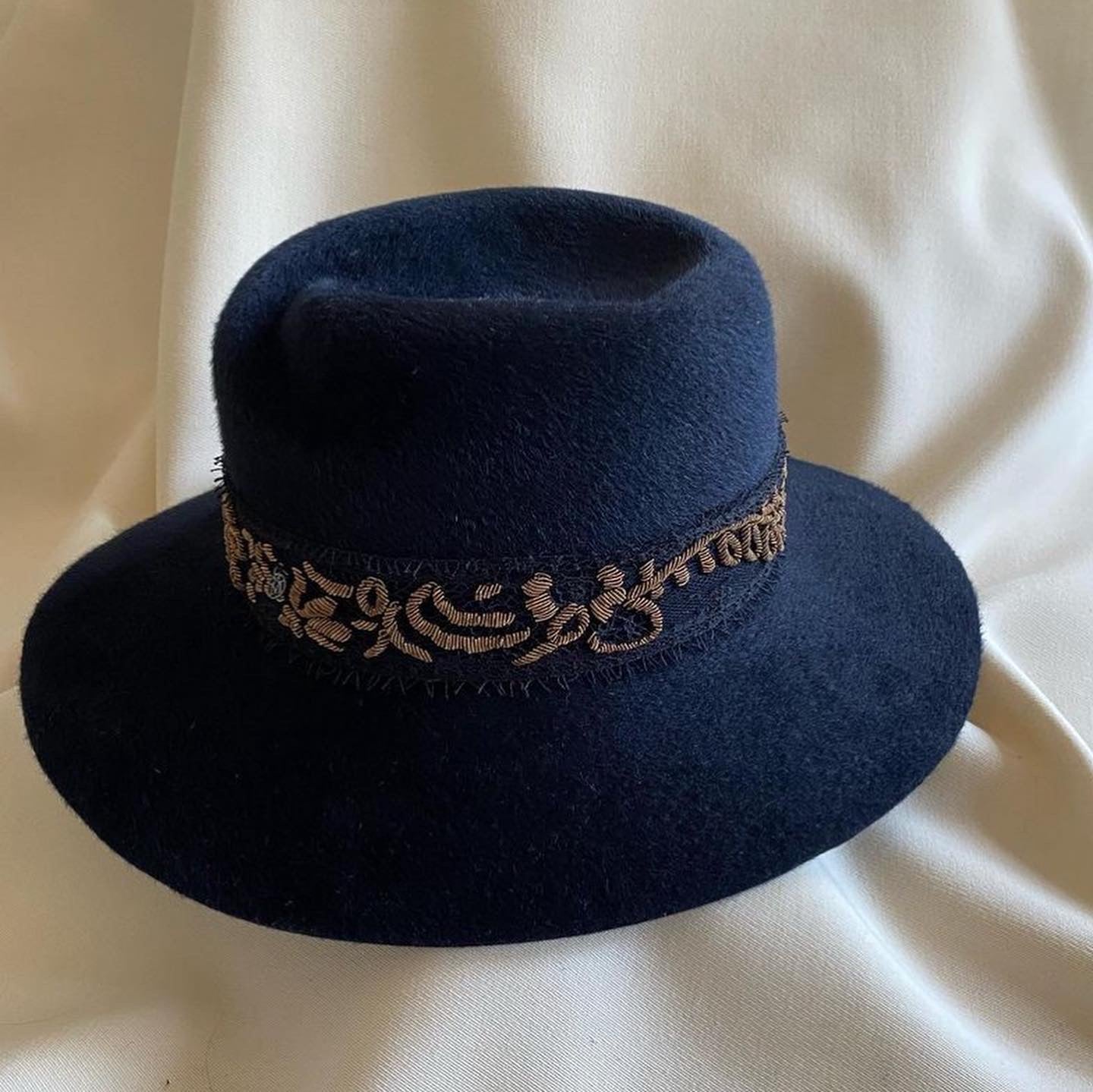 Chapeau « Virginie » en fourrure de castor bleu marine Maison Michel avec bordure brodée dorée, taille moyenne, mais taille comme un grand