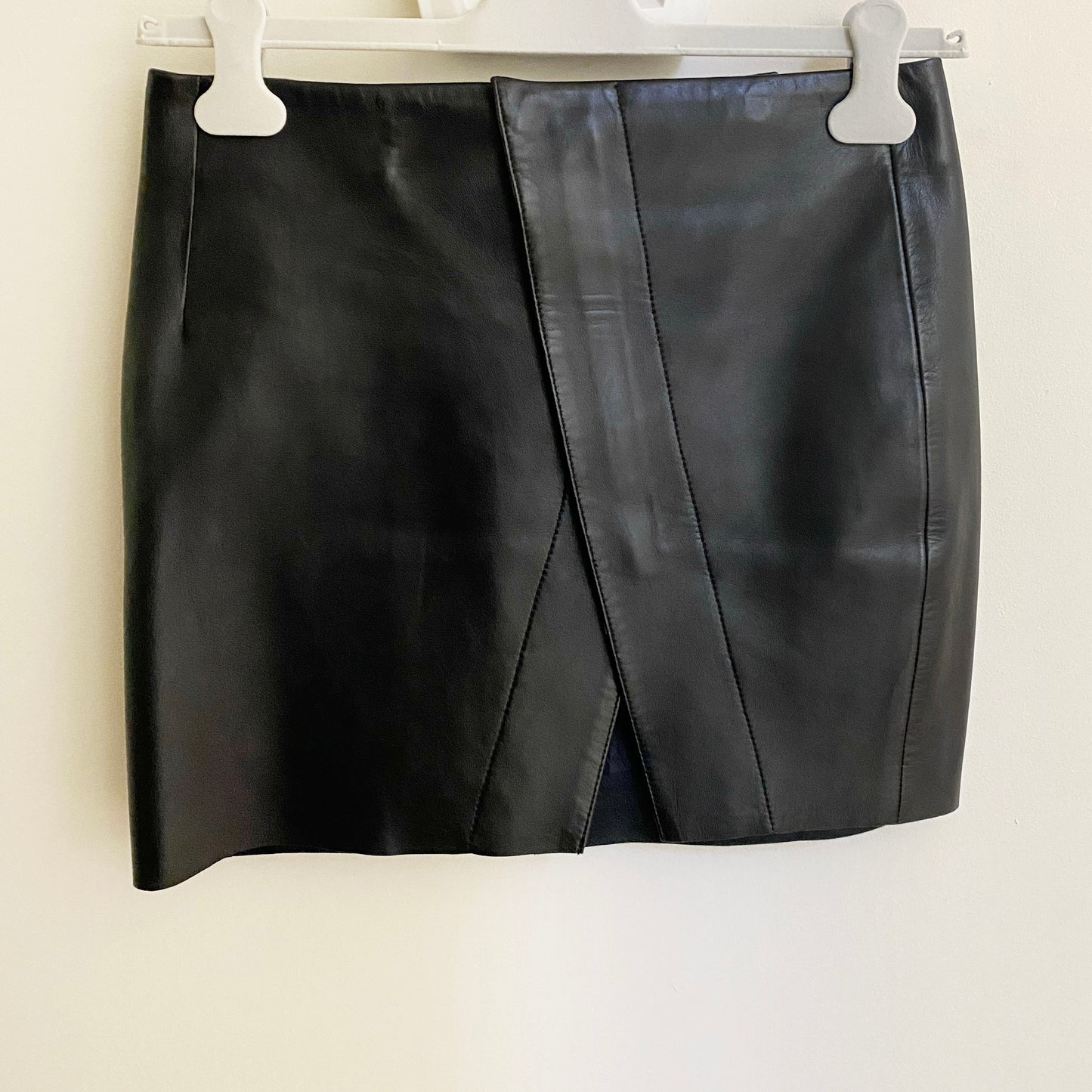 Acne Studios Mini-jupe en cuir zippée « Kay » sur le devant, taille 36 (taille 2)