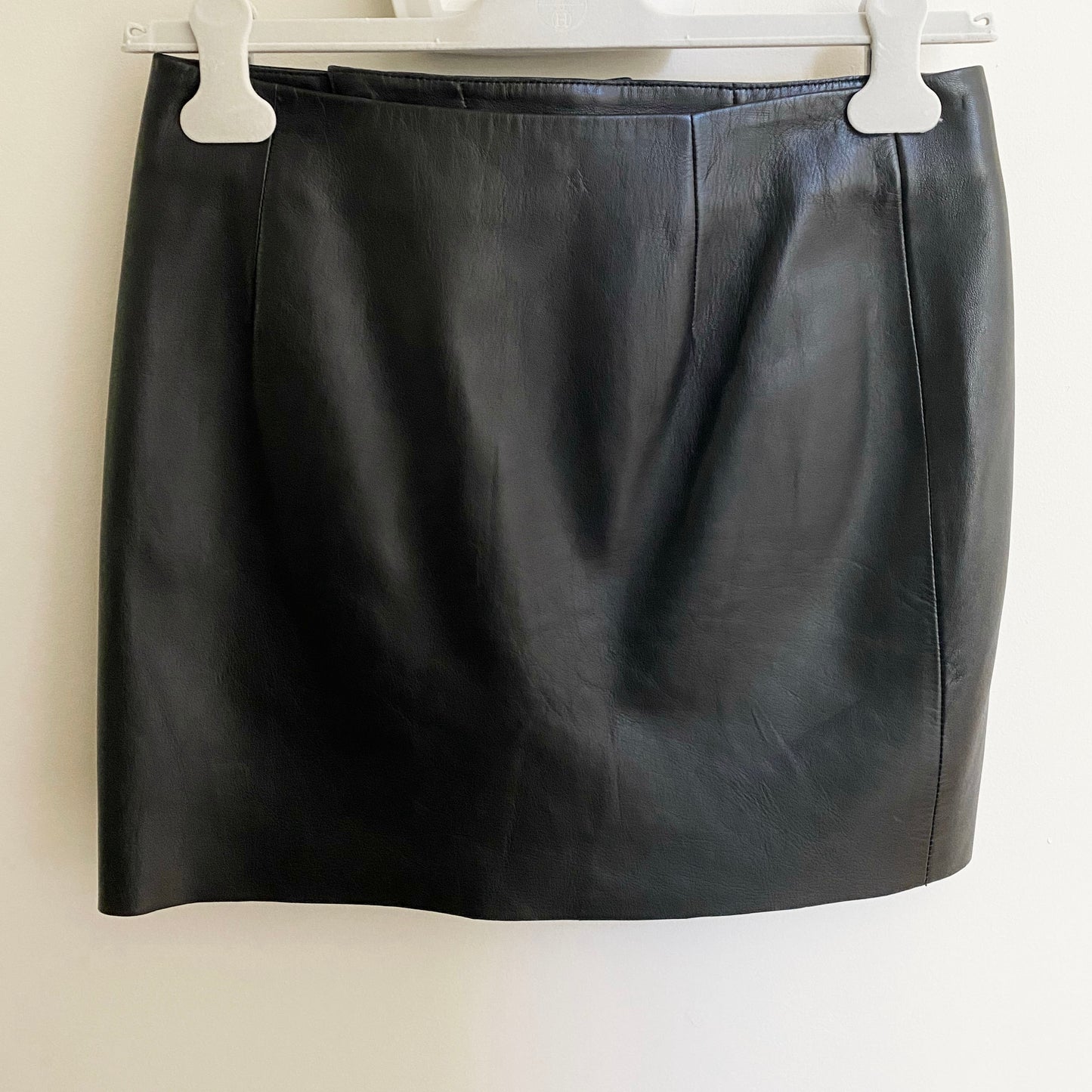 Acne Studios Mini-jupe en cuir zippée « Kay » sur le devant, taille 36 (taille 2)