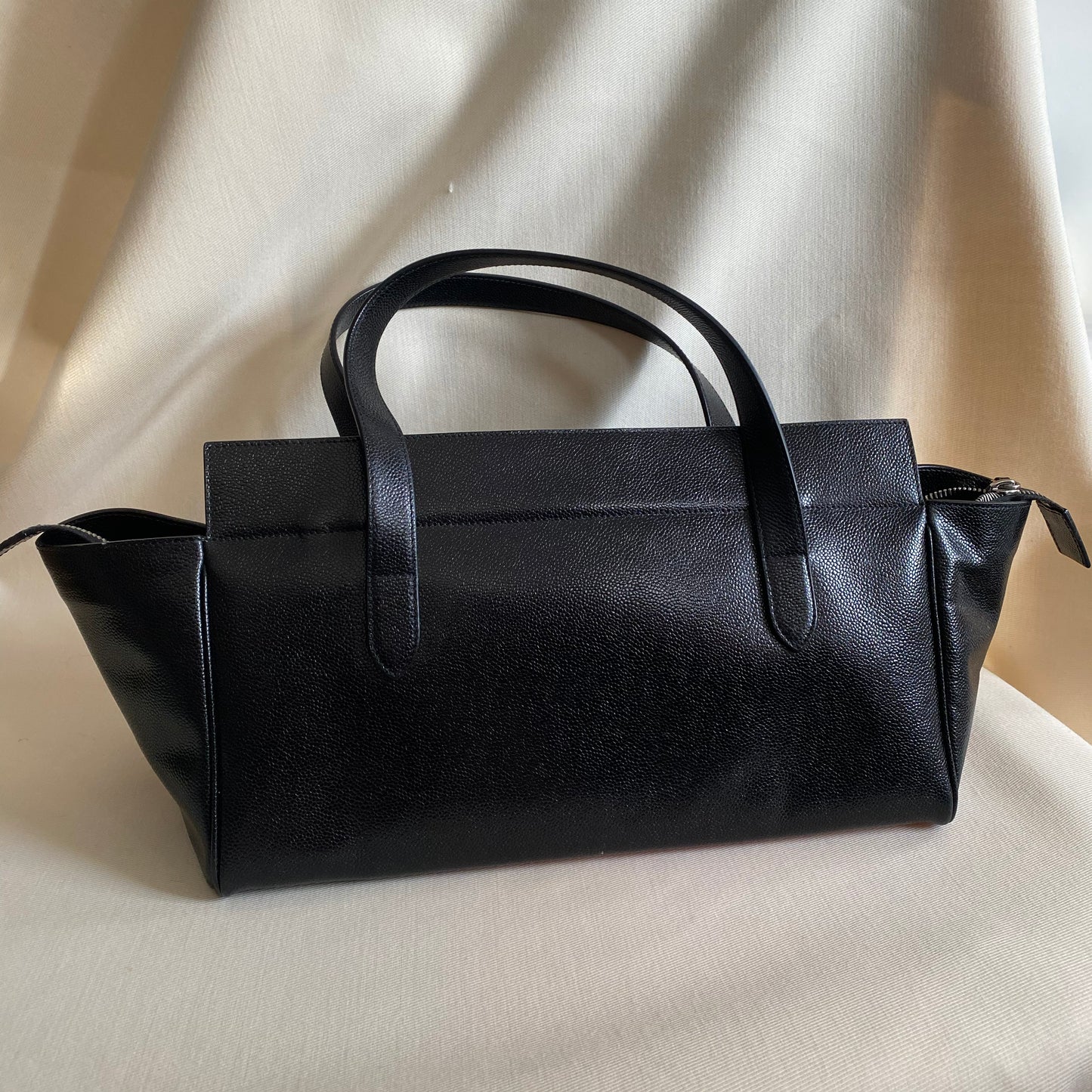 Sac à main Alaia en cuir grainé noir