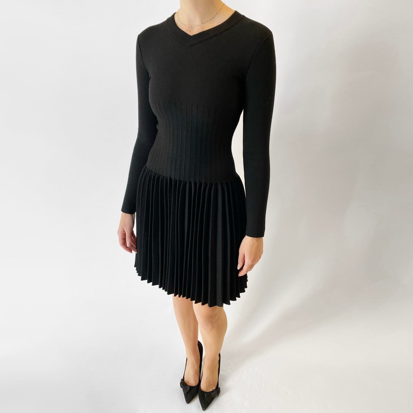 Robe noire à manches longues Alaia avec jupe plissée, taille 36 (convient à XXS/XS)