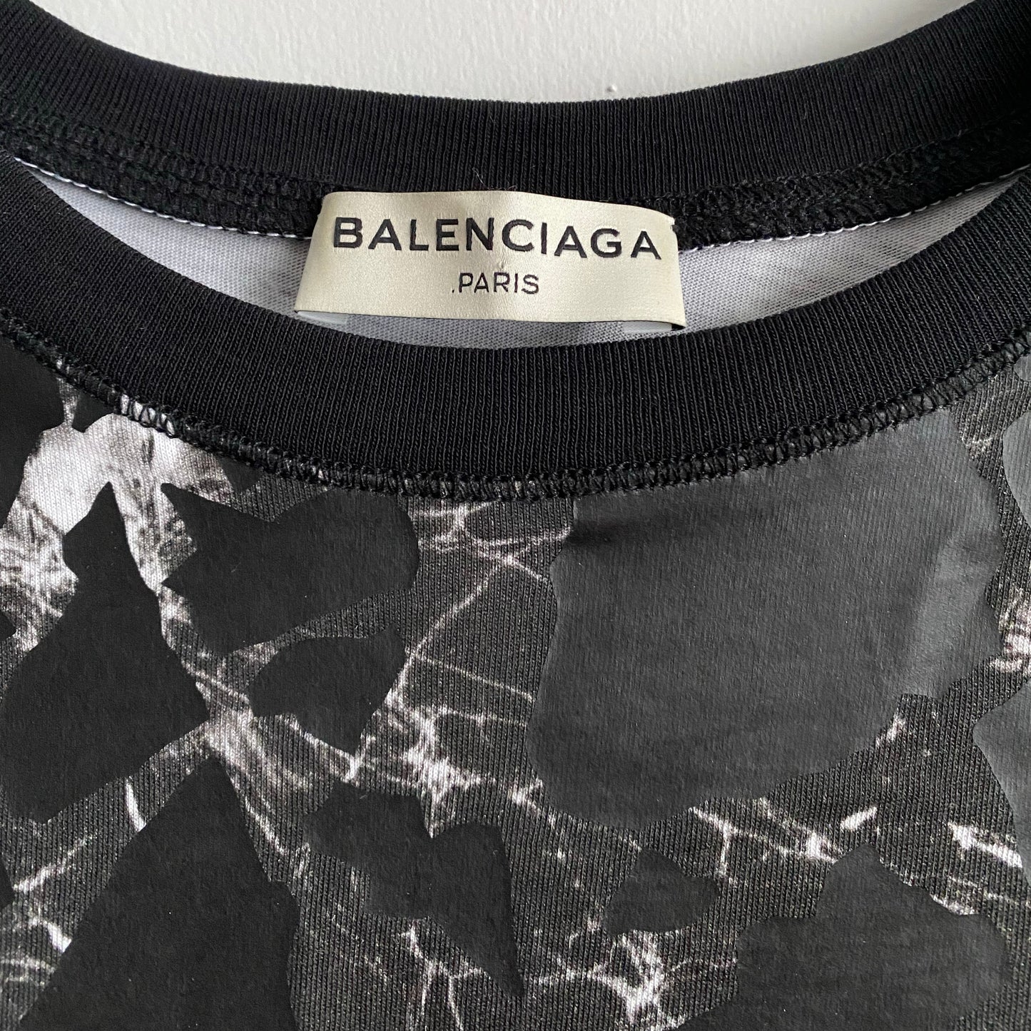 T-shirt Balenciaga Crackle Print, taille Medium (convient comme un Small)