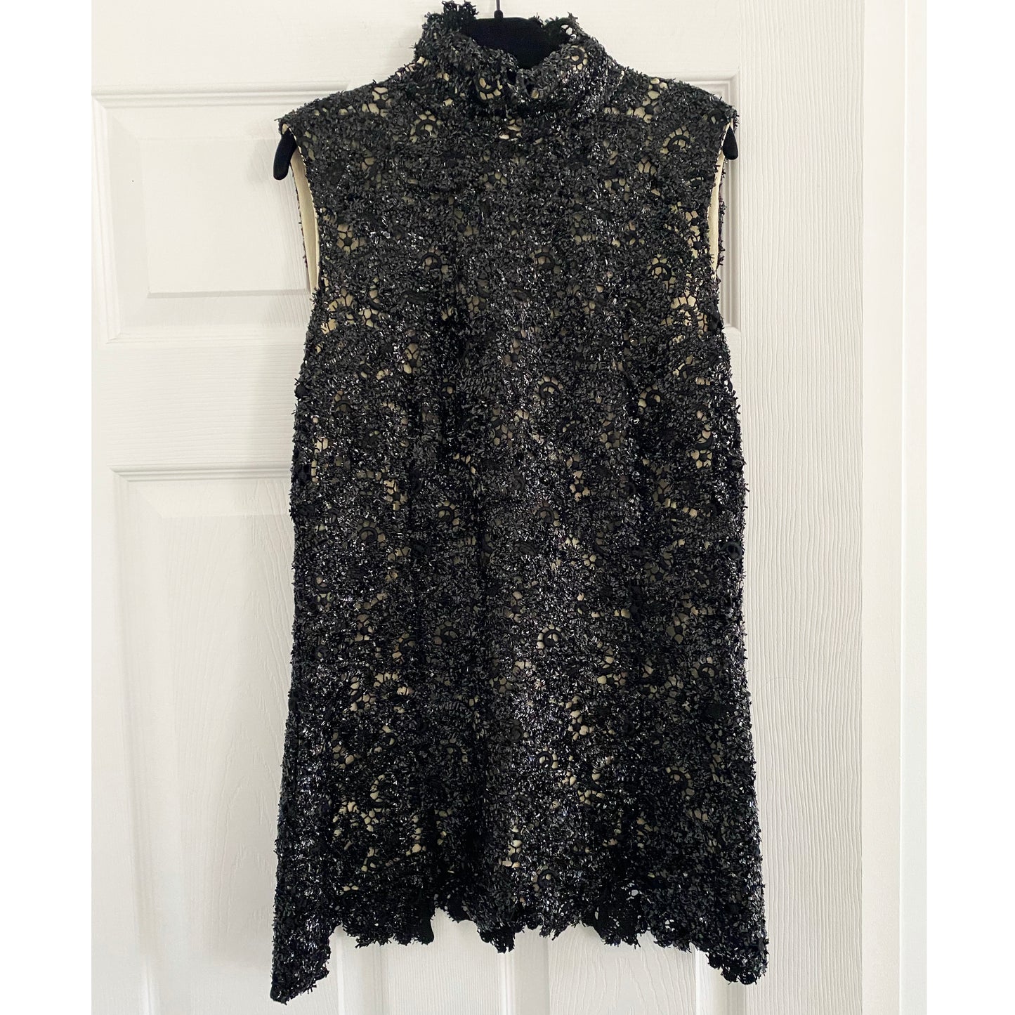 Bill Blass Confetti Lace Sleeveless Top in Black, size 10 (fits like size 6/8)