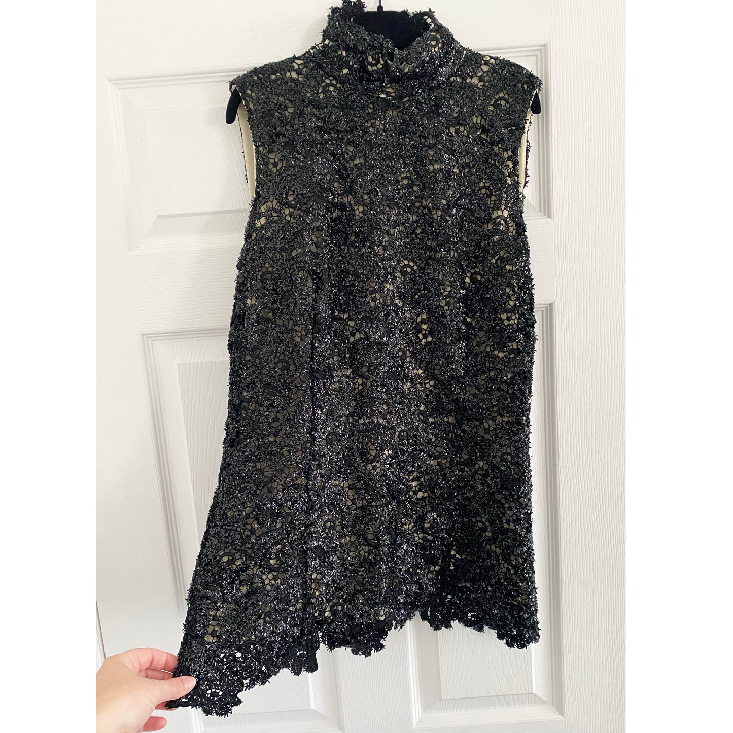 Bill Blass Confetti Lace Sleeveless Top in Black, size 10 (fits like size 6/8)