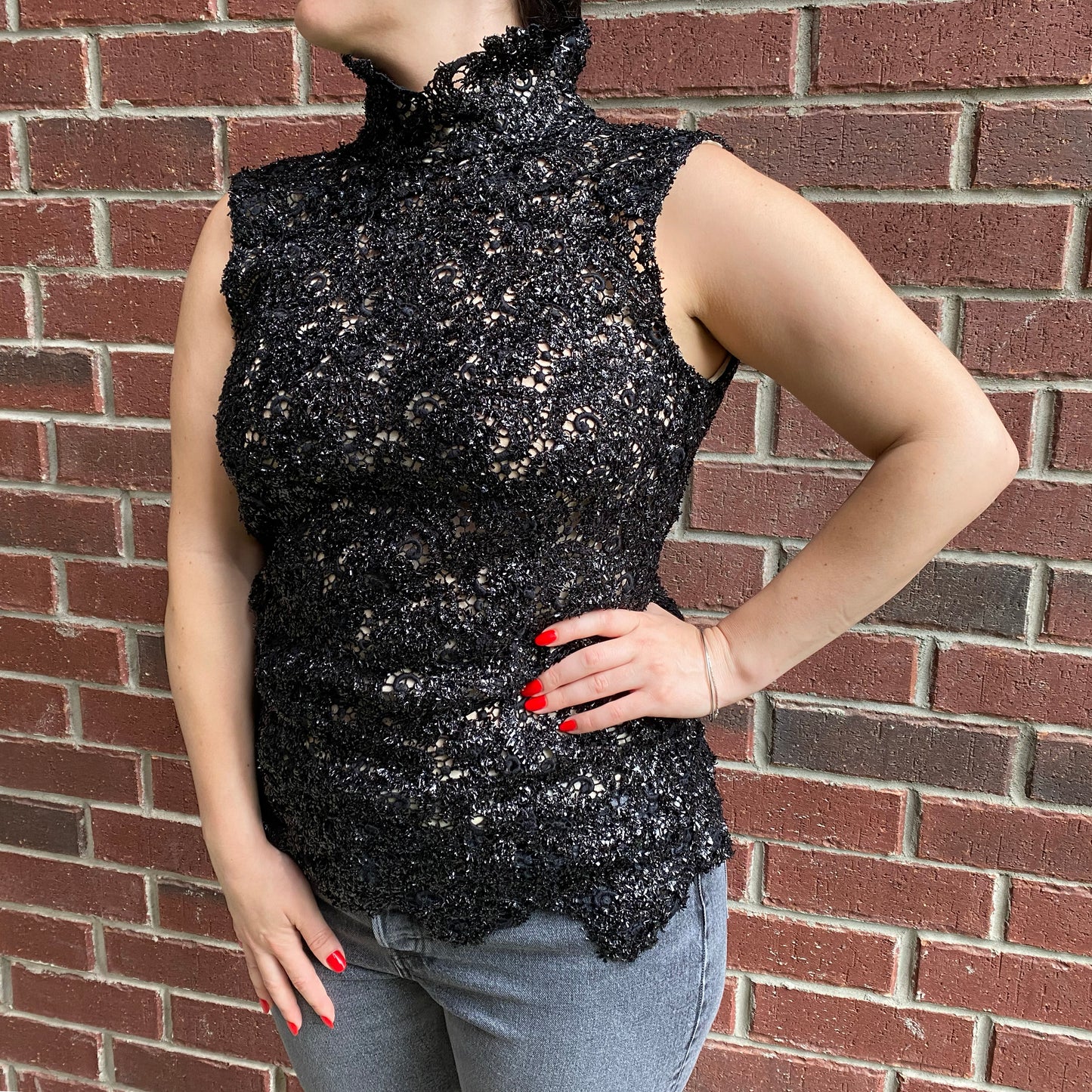 Bill Blass Confetti Lace Sleeveless Top in Black, size 10 (fits like size 6/8)