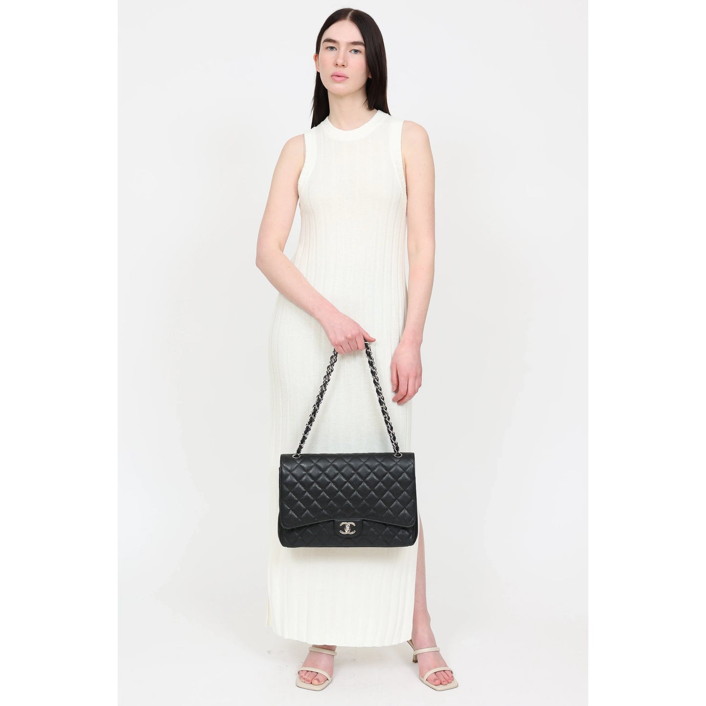 Sac Chanel Maxi Single Flap en cuir caviar noir avec détails argentés