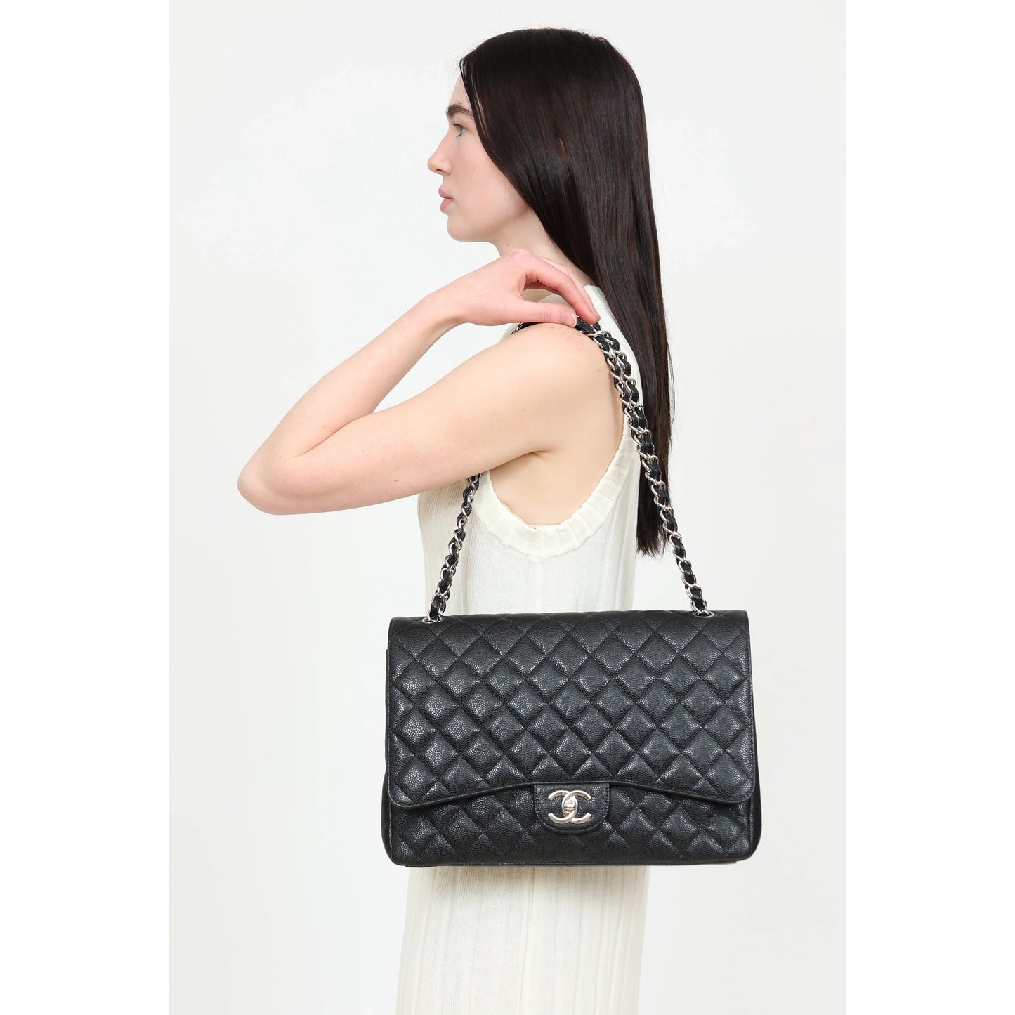 Sac Chanel Maxi Single Flap en cuir caviar noir avec détails argentés