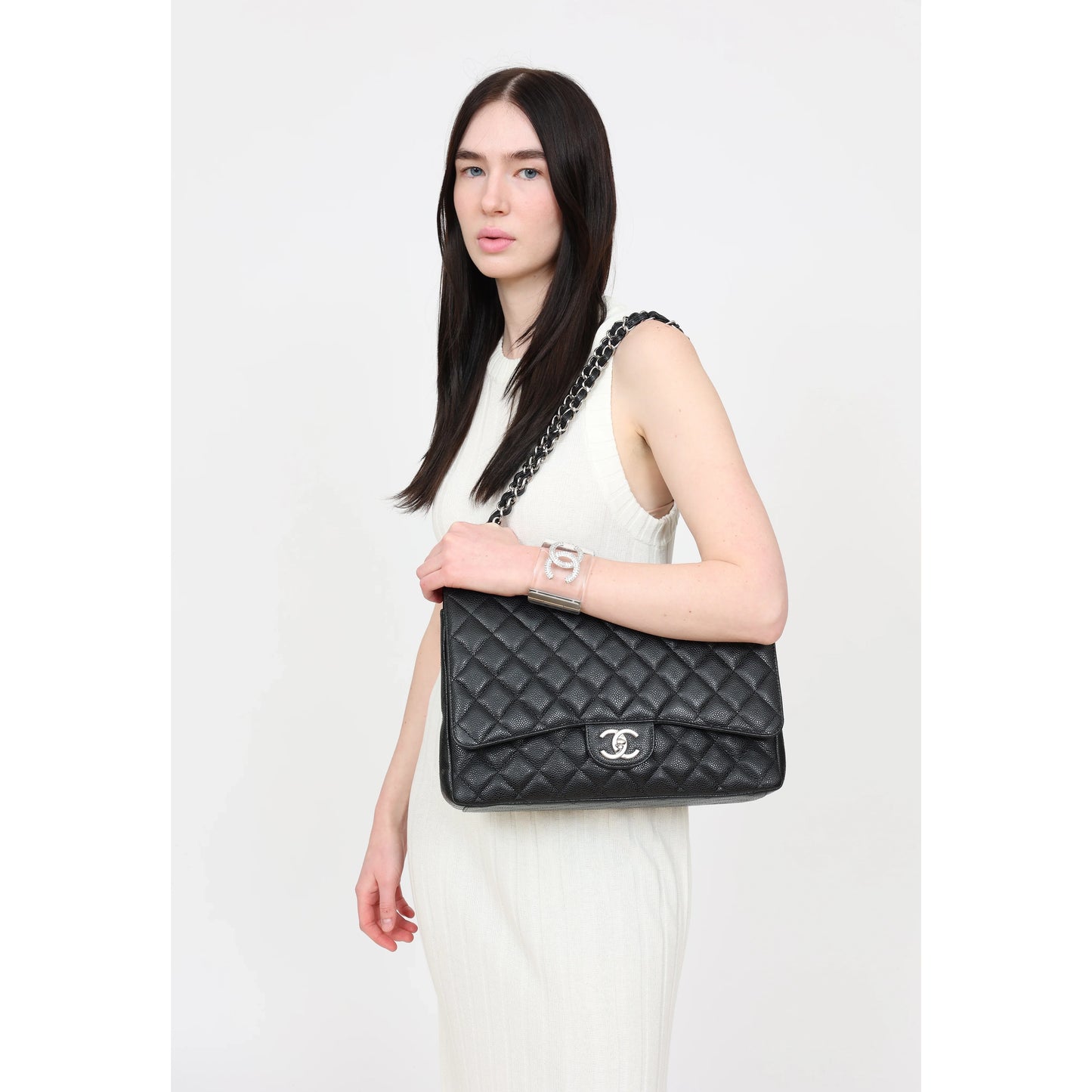 Sac Chanel Maxi Single Flap en cuir caviar noir avec détails argentés