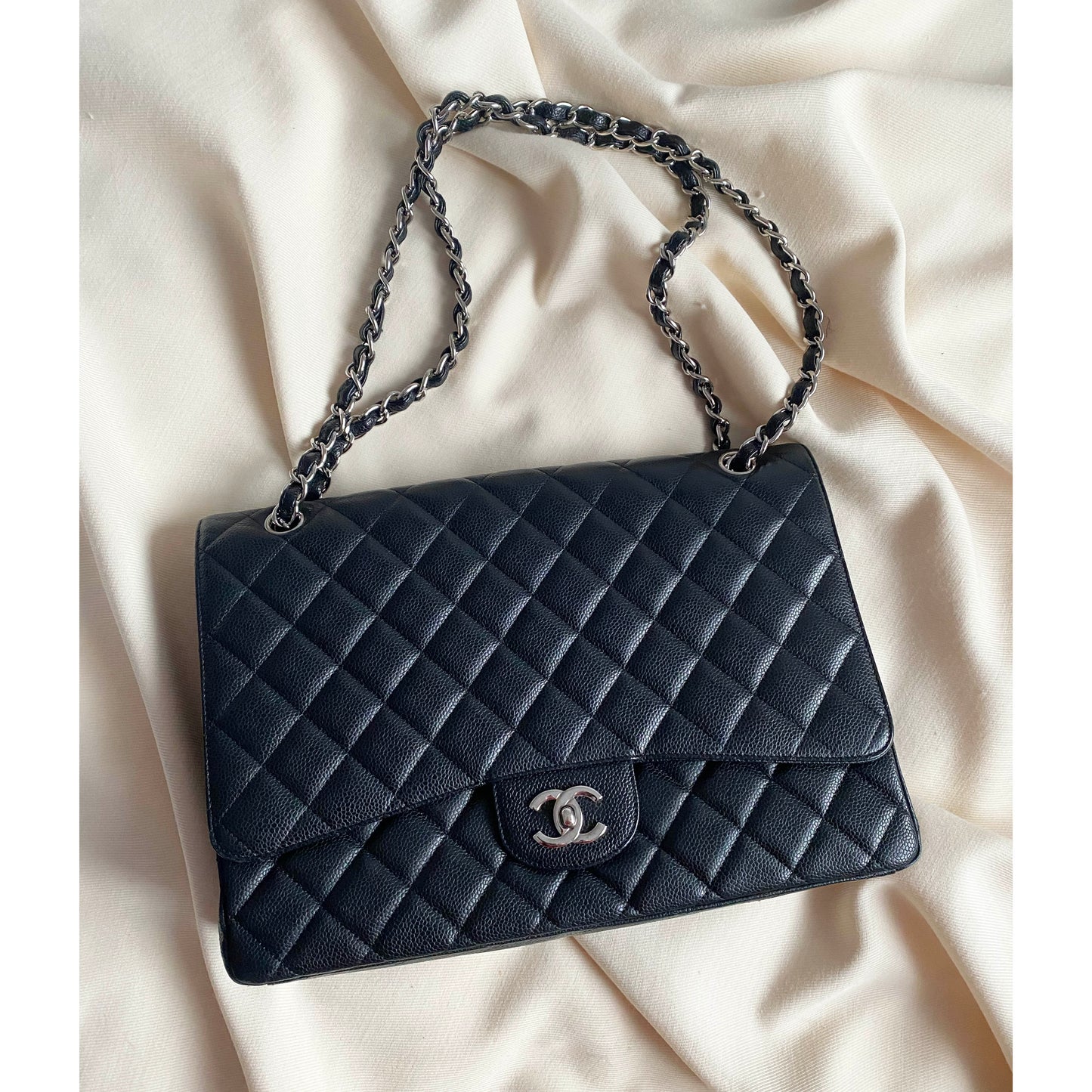 Sac Chanel Maxi Single Flap en cuir caviar noir avec détails argentés