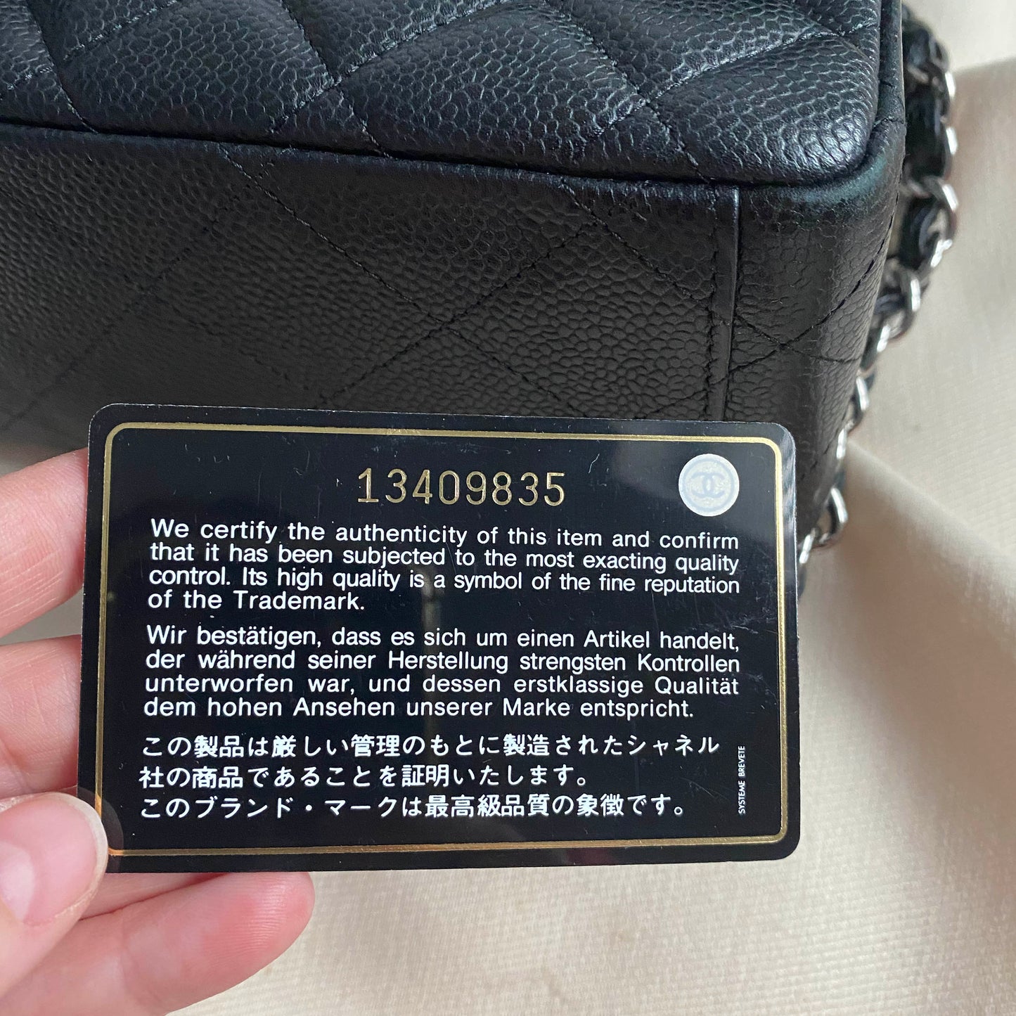 Sac Chanel Maxi Single Flap en cuir caviar noir avec détails argentés