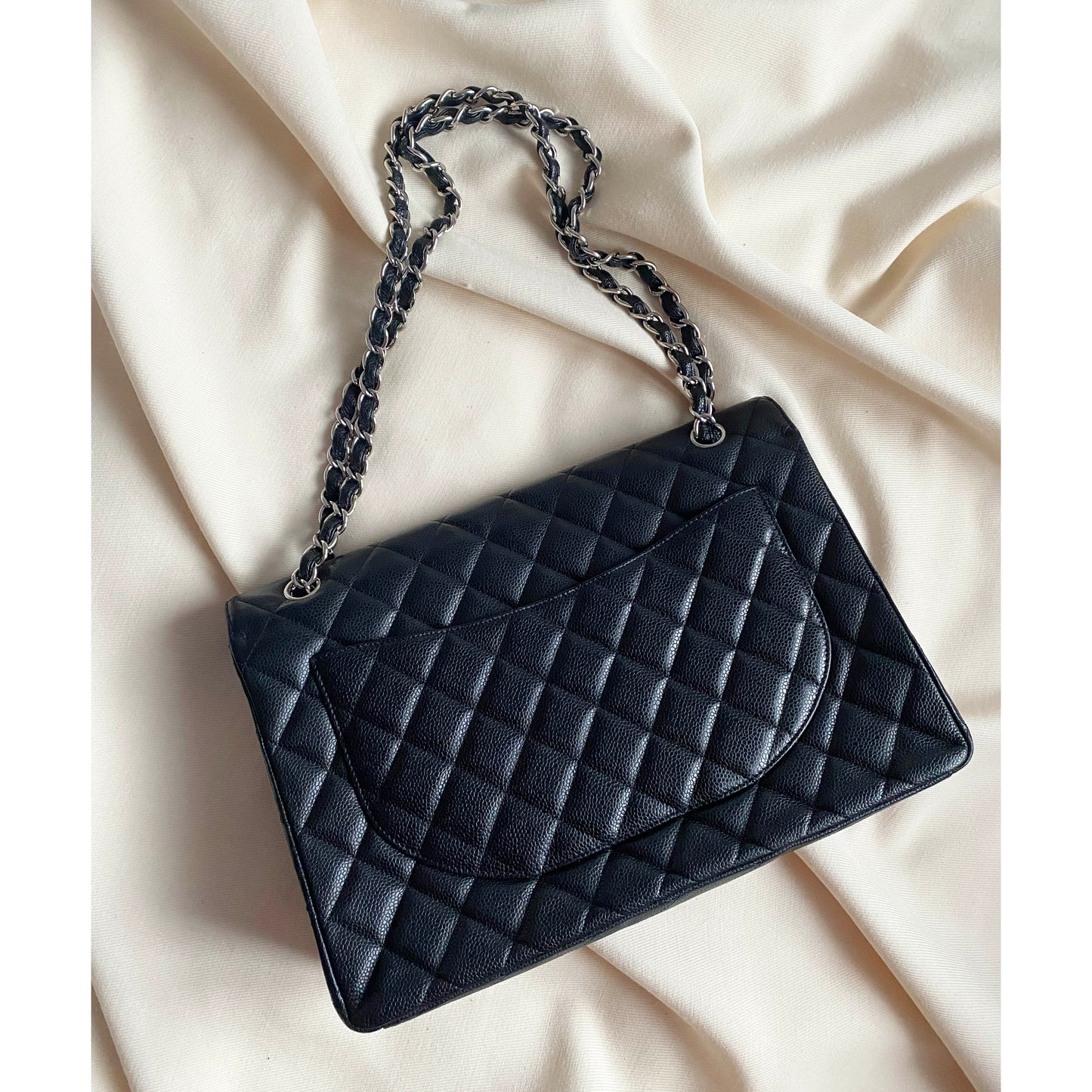 Sac Chanel Maxi Single Flap en cuir caviar noir avec détails argentés