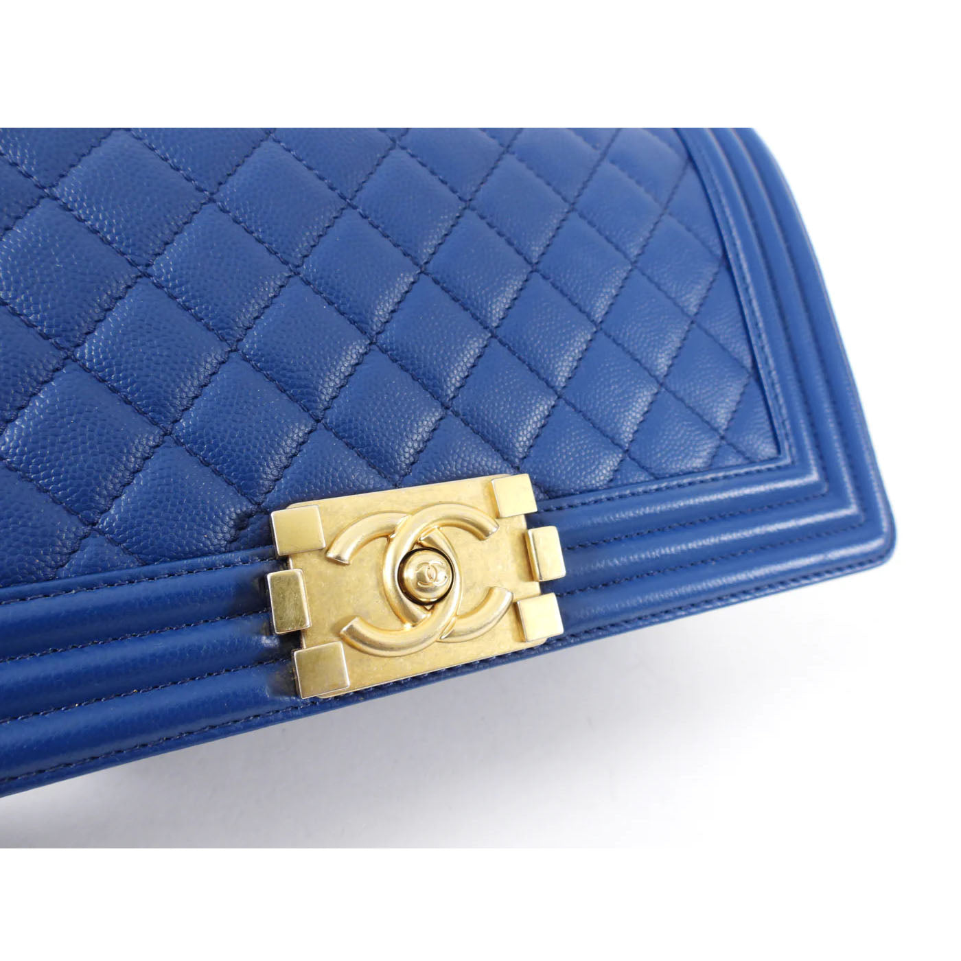 Sac Boy Moyen Caviar Bleu Chanel avec Quincaillerie Vieil Or