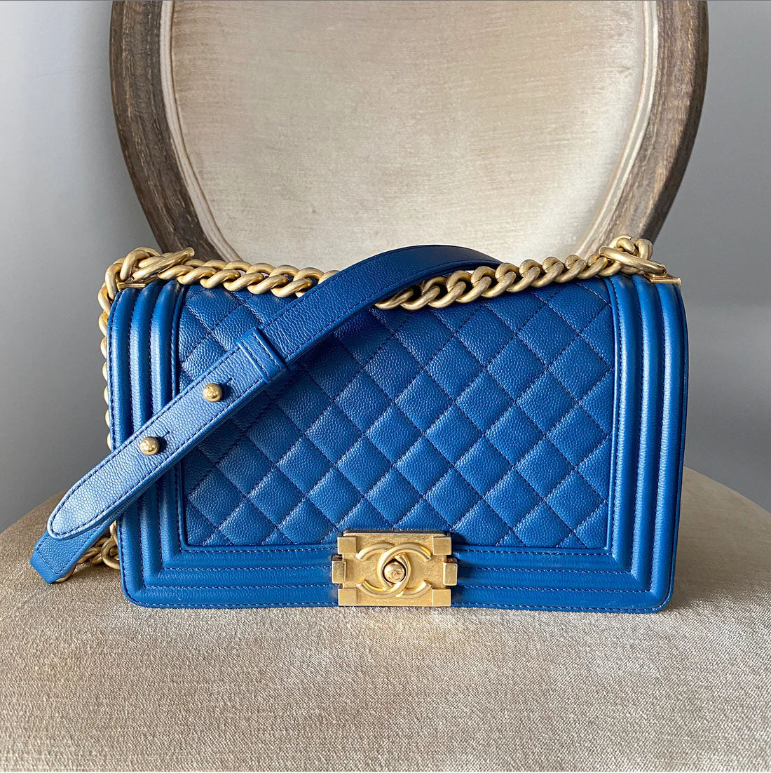 Sac Boy Moyen Caviar Bleu Chanel avec Quincaillerie Vieil Or