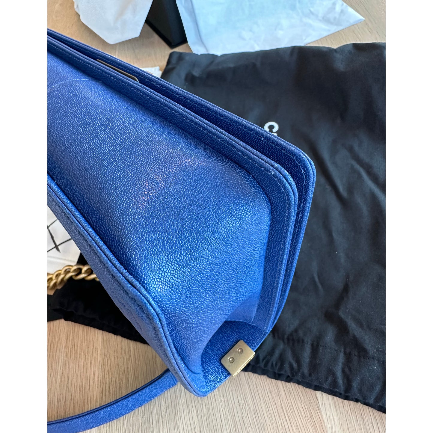 Sac Boy Moyen Caviar Bleu Chanel avec Quincaillerie Vieil Or