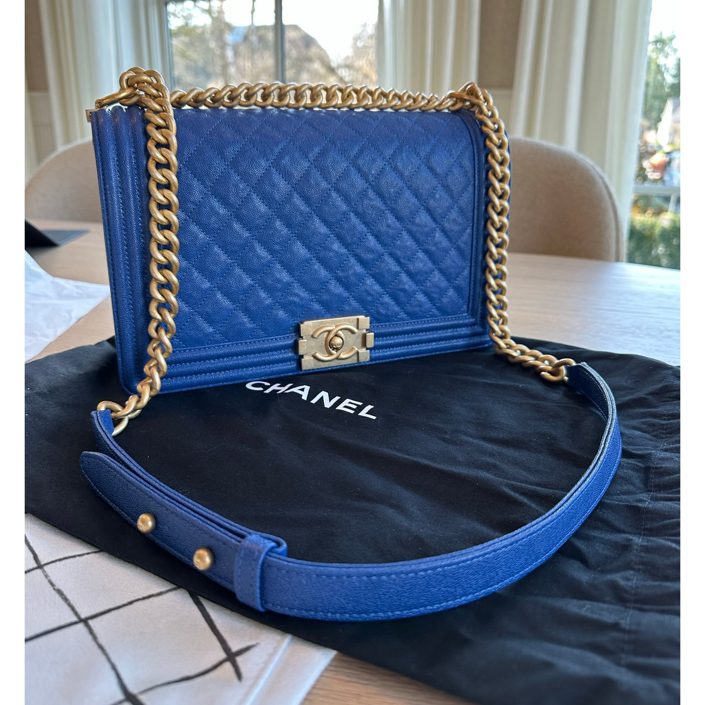 Sac Boy Moyen Caviar Bleu Chanel avec Quincaillerie Vieil Or