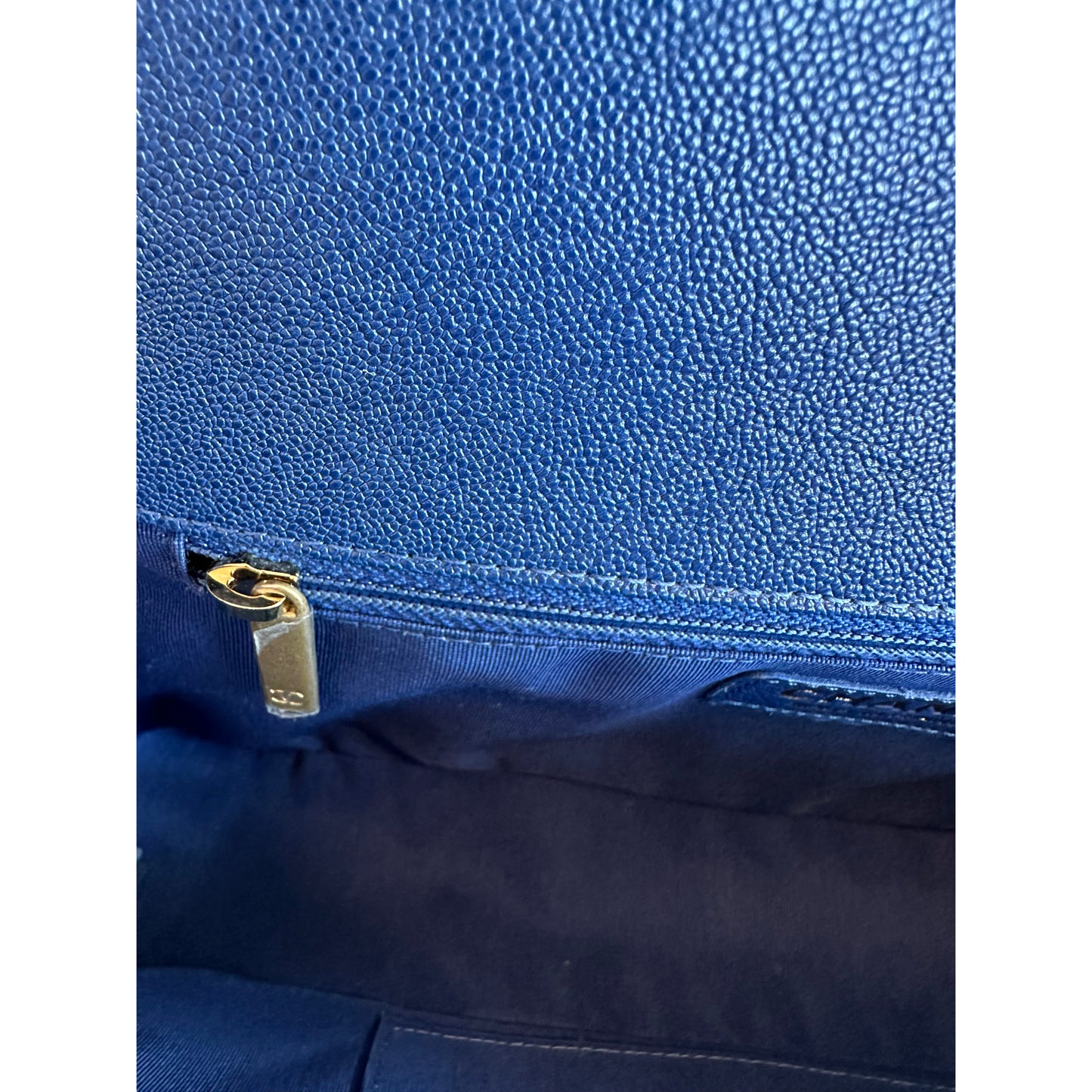 Sac Boy Moyen Caviar Bleu Chanel avec Quincaillerie Vieil Or