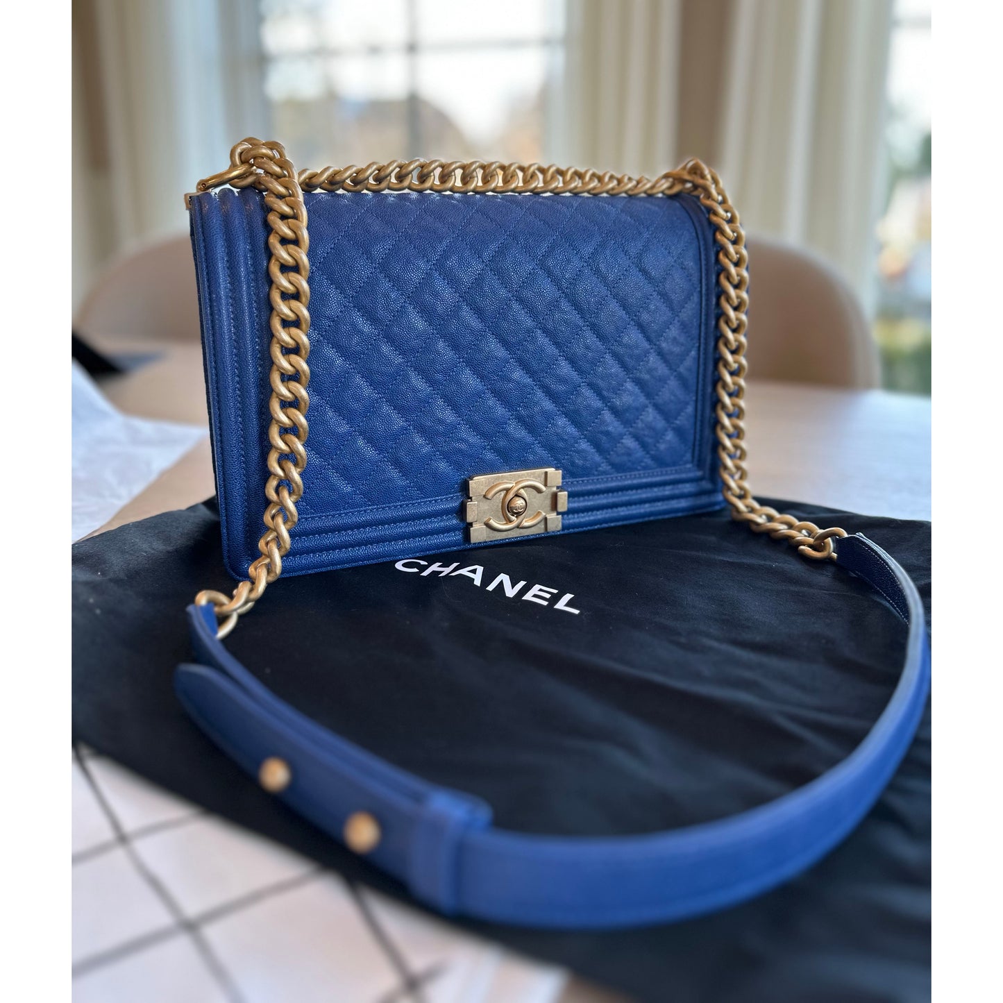 Sac Boy Moyen Caviar Bleu Chanel avec Quincaillerie Vieil Or