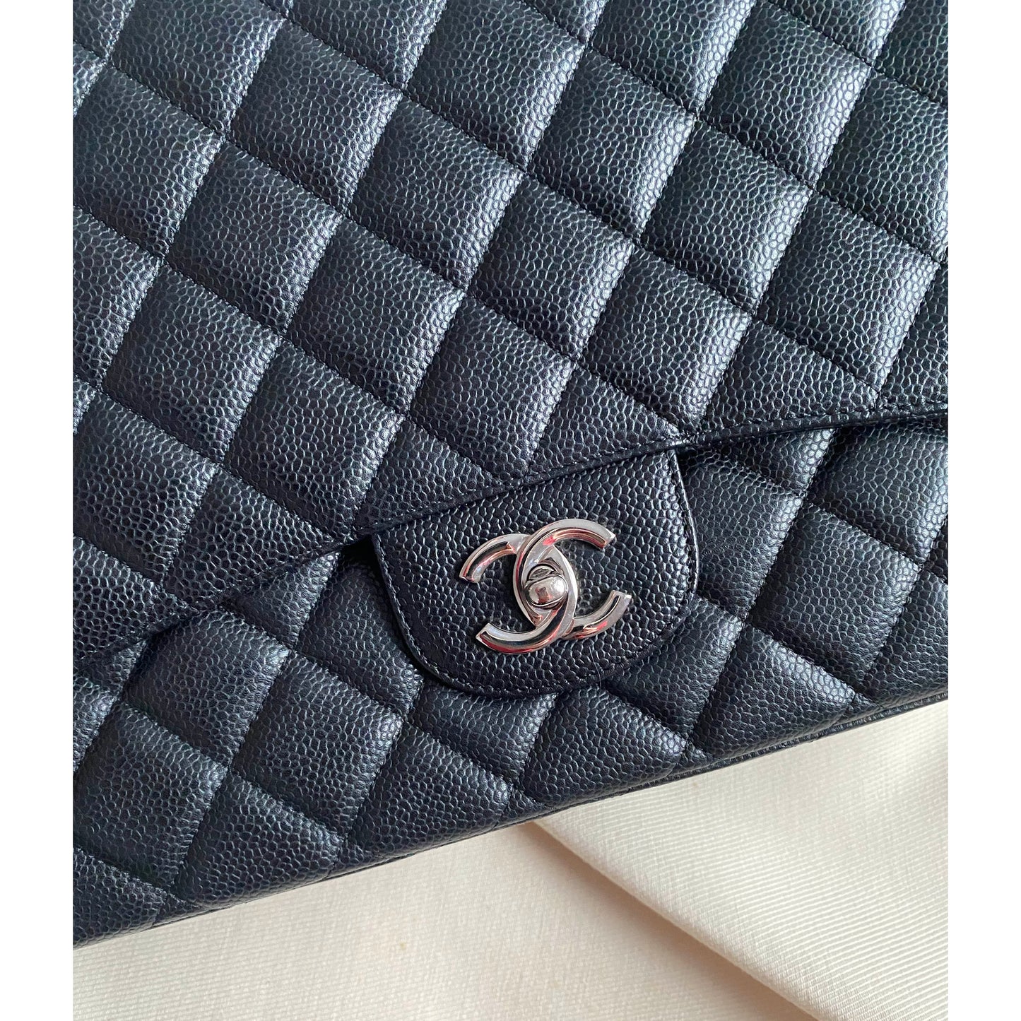 Sac Chanel Maxi Single Flap en cuir caviar noir avec détails argentés