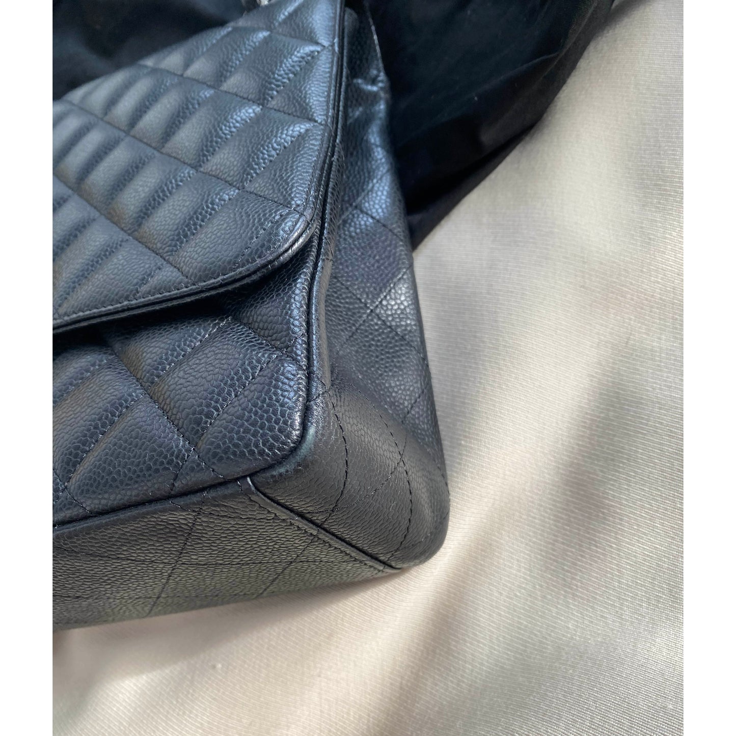 Sac Chanel Maxi Single Flap en cuir caviar noir avec détails argentés