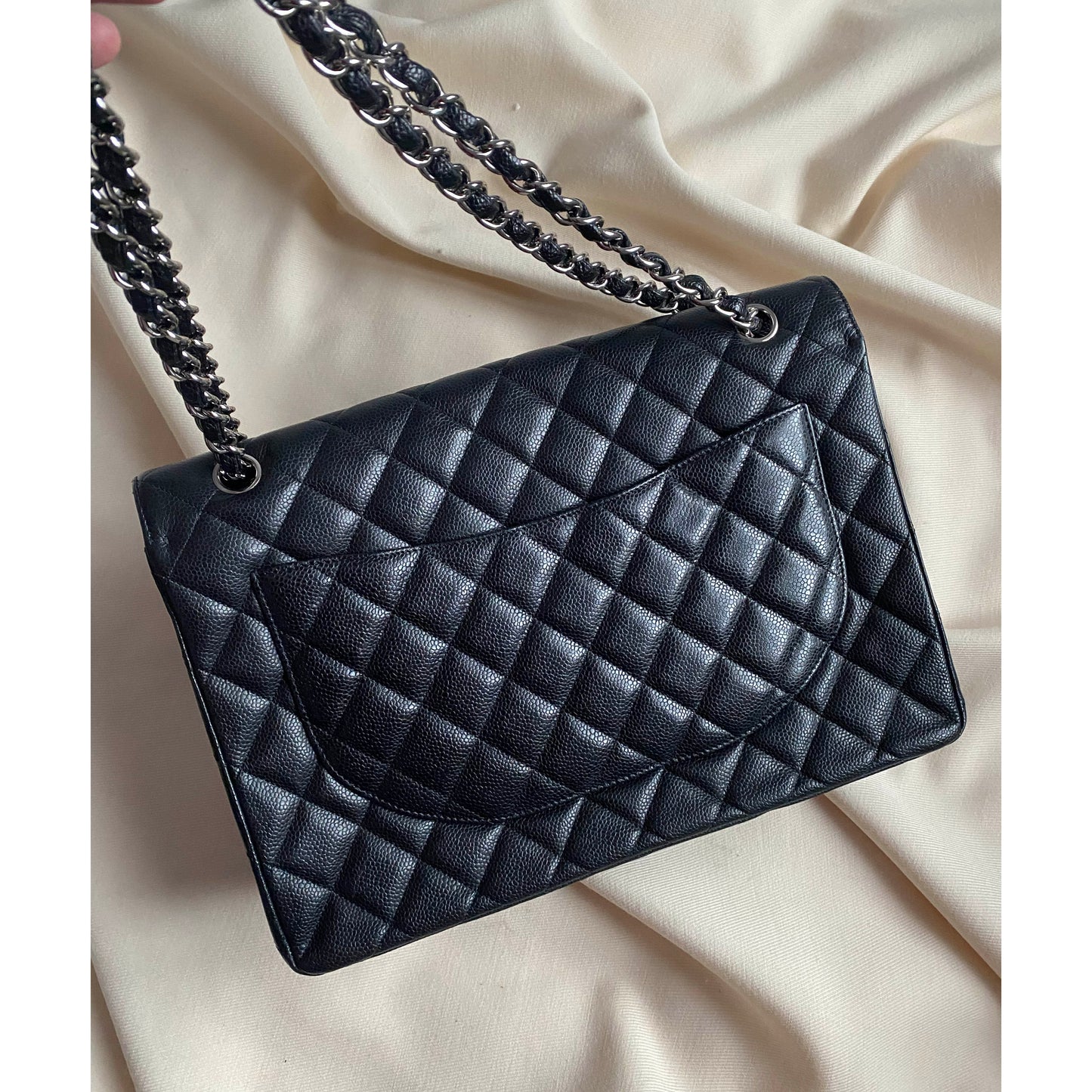 Sac Chanel Maxi Single Flap en cuir caviar noir avec détails argentés