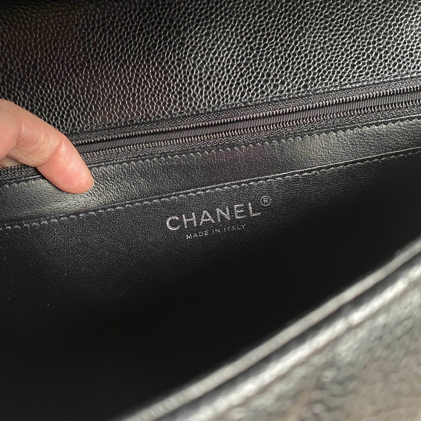 Sac Chanel Maxi Single Flap en cuir caviar noir avec détails argentés