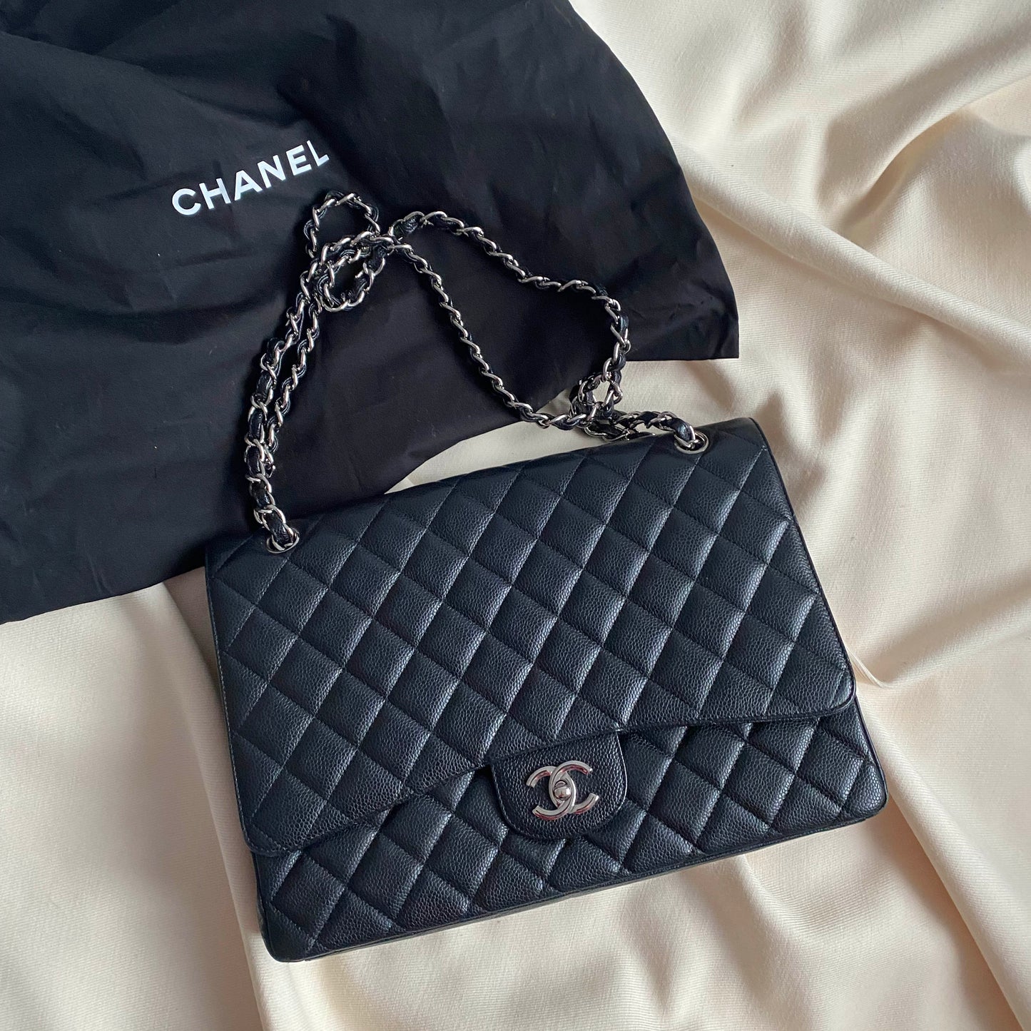 Sac Chanel Maxi Single Flap en cuir caviar noir avec détails argentés