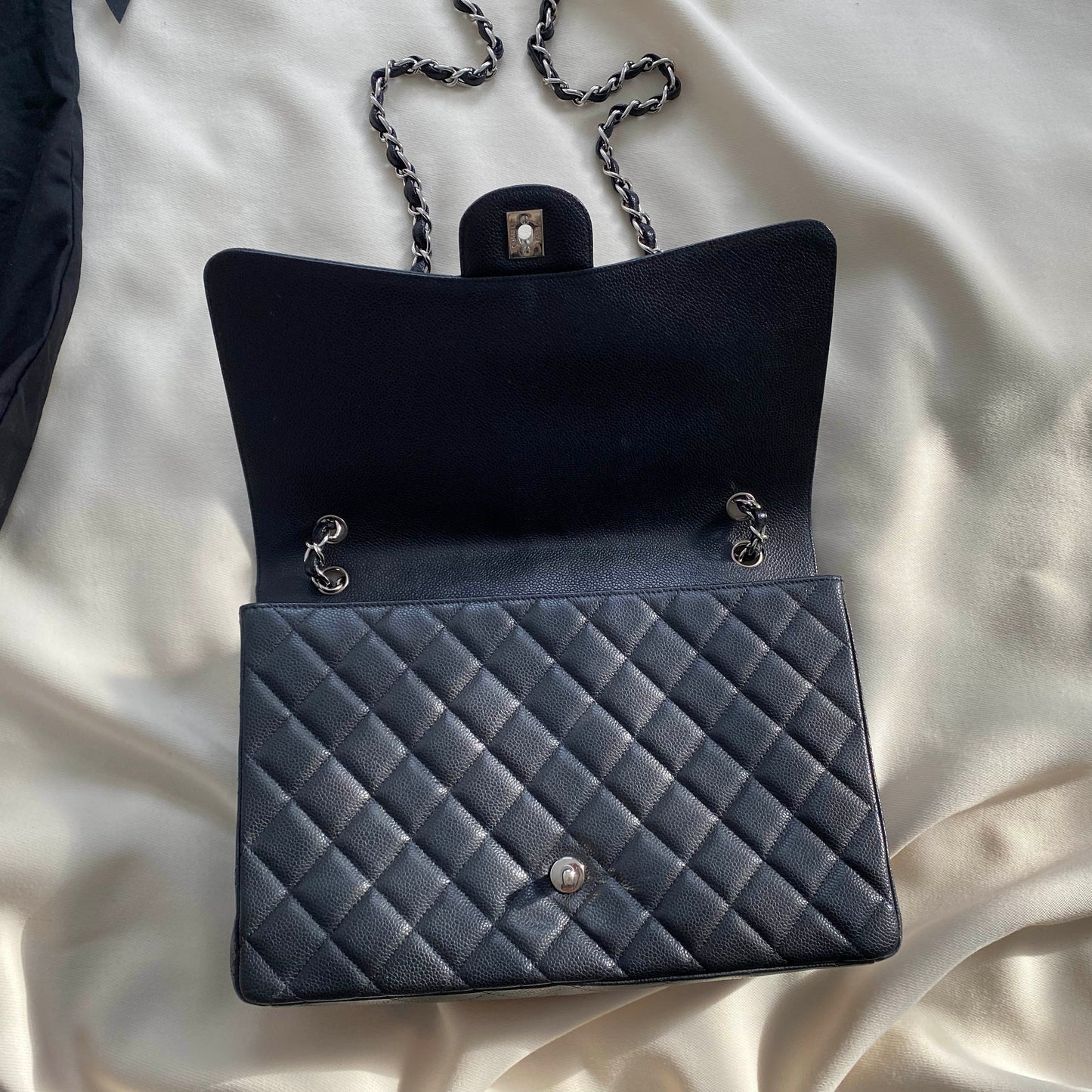 Sac Chanel Maxi Single Flap en cuir caviar noir avec détails argentés