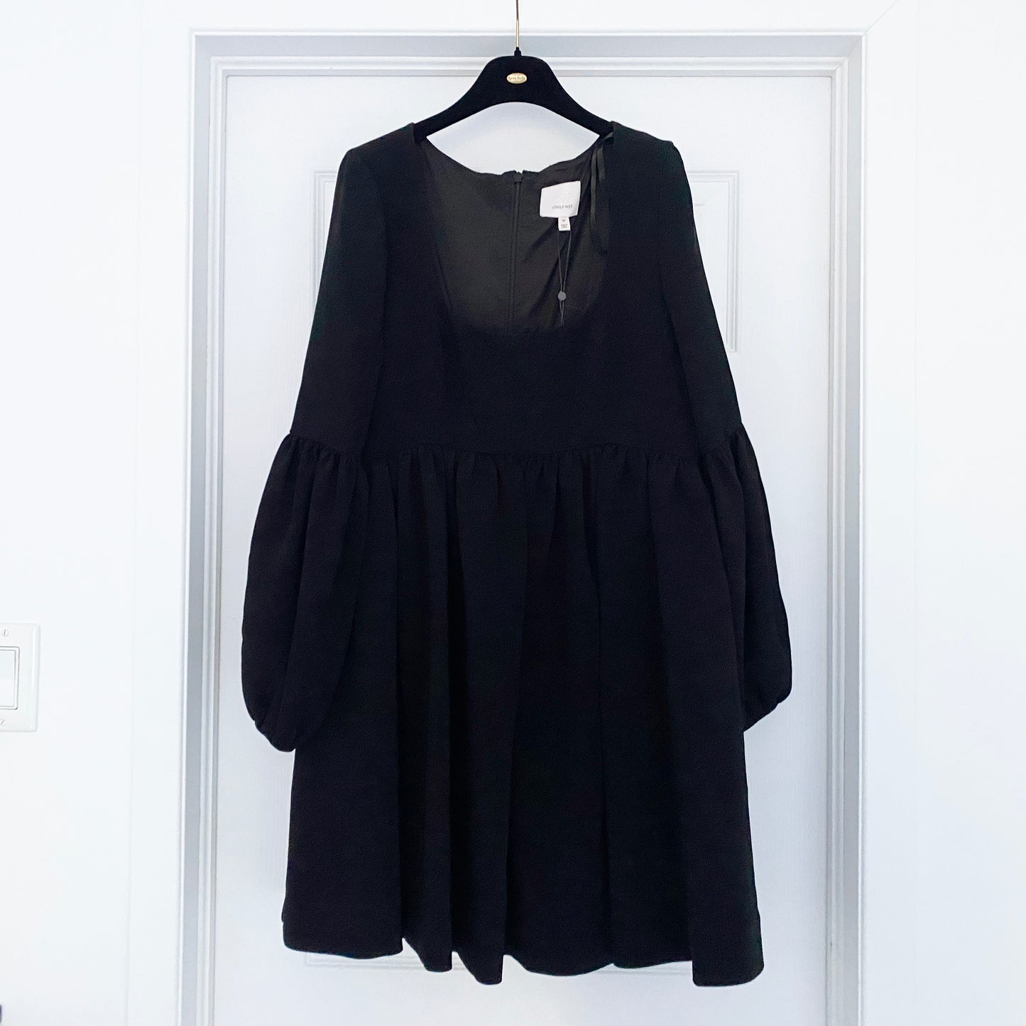 Robe en crêpe noire Cinq à Sept « Dorina », taille 10