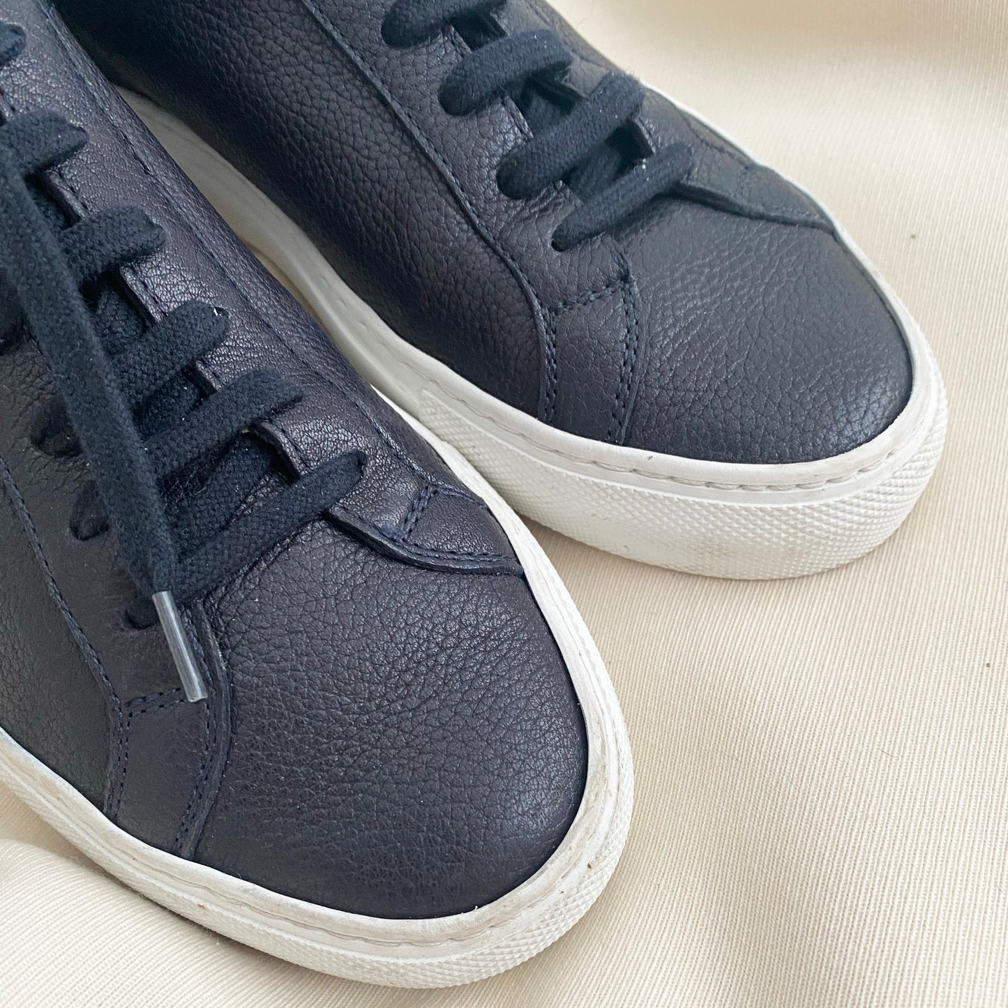 Common Projects Achilles Low in Navy Grained Leather, size 37