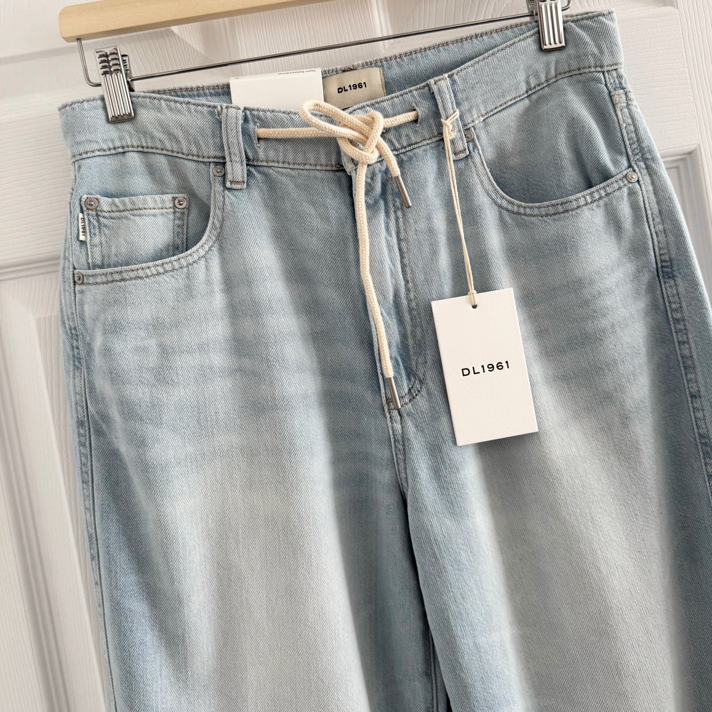 DL1961 "Taylor" Relaxed Barrel Leg Jean, size 26