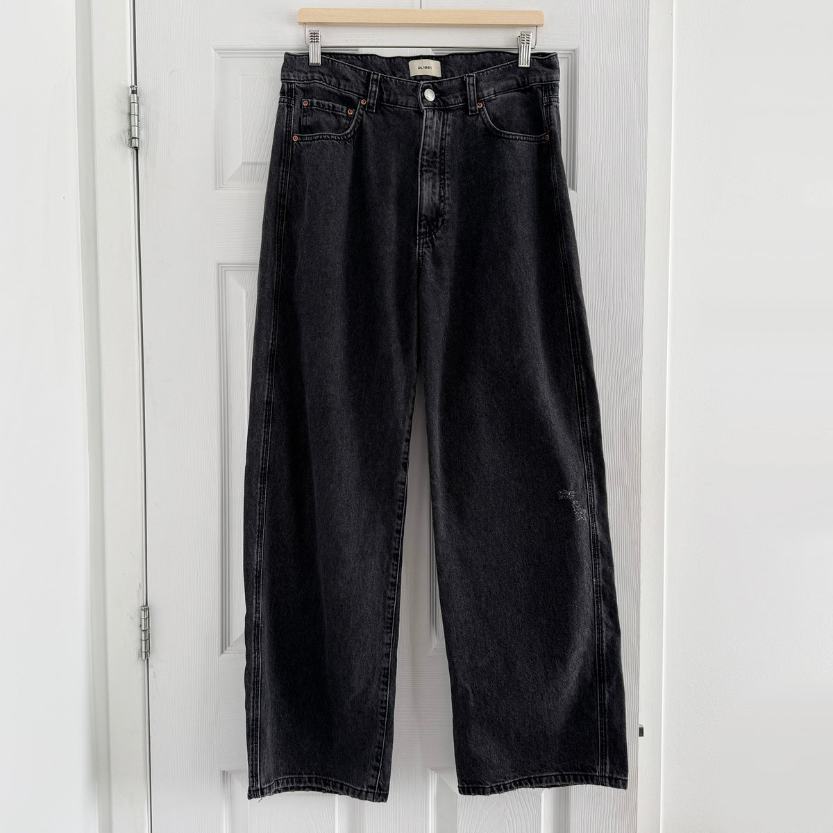 DL1961 "Taylor Relaxed Barrel 31" Jeans in "Nightshade", size 29