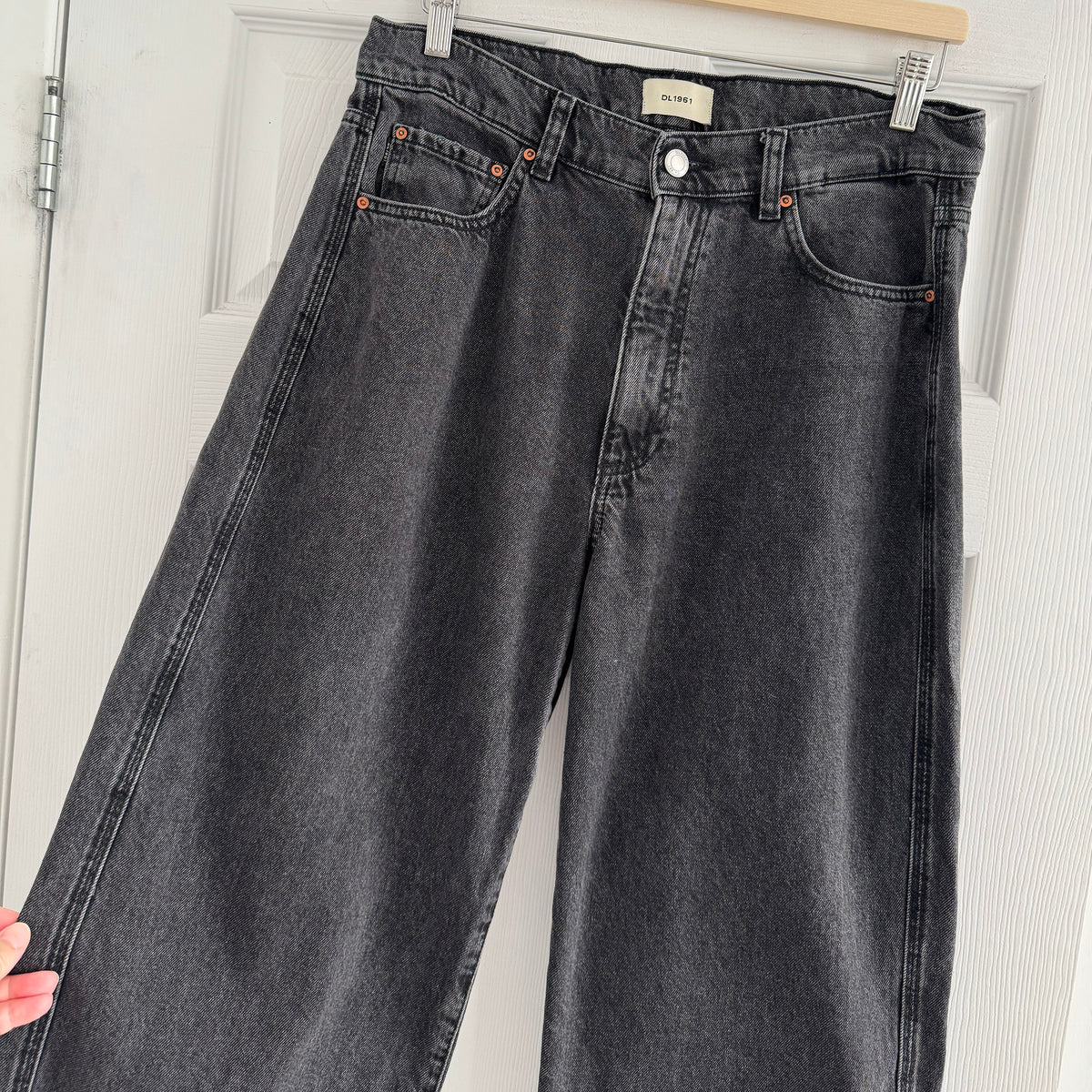 DL1961 "Taylor Relaxed Barrel 31" Jeans in "Nightshade", size 29